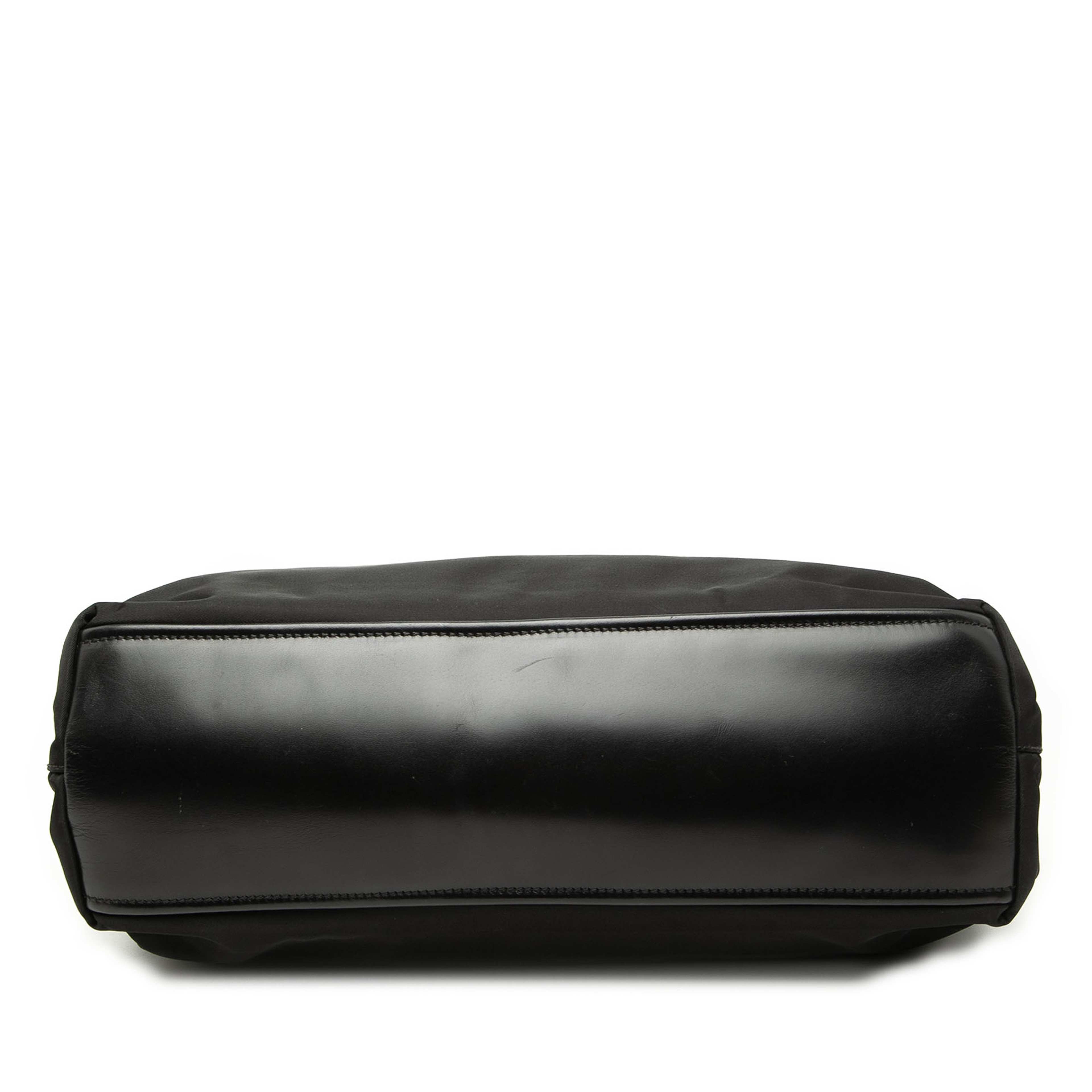 Prada Tessuto Tote, från Luxclusif, i färgen black. Klicka för att öppna bilden i stort format