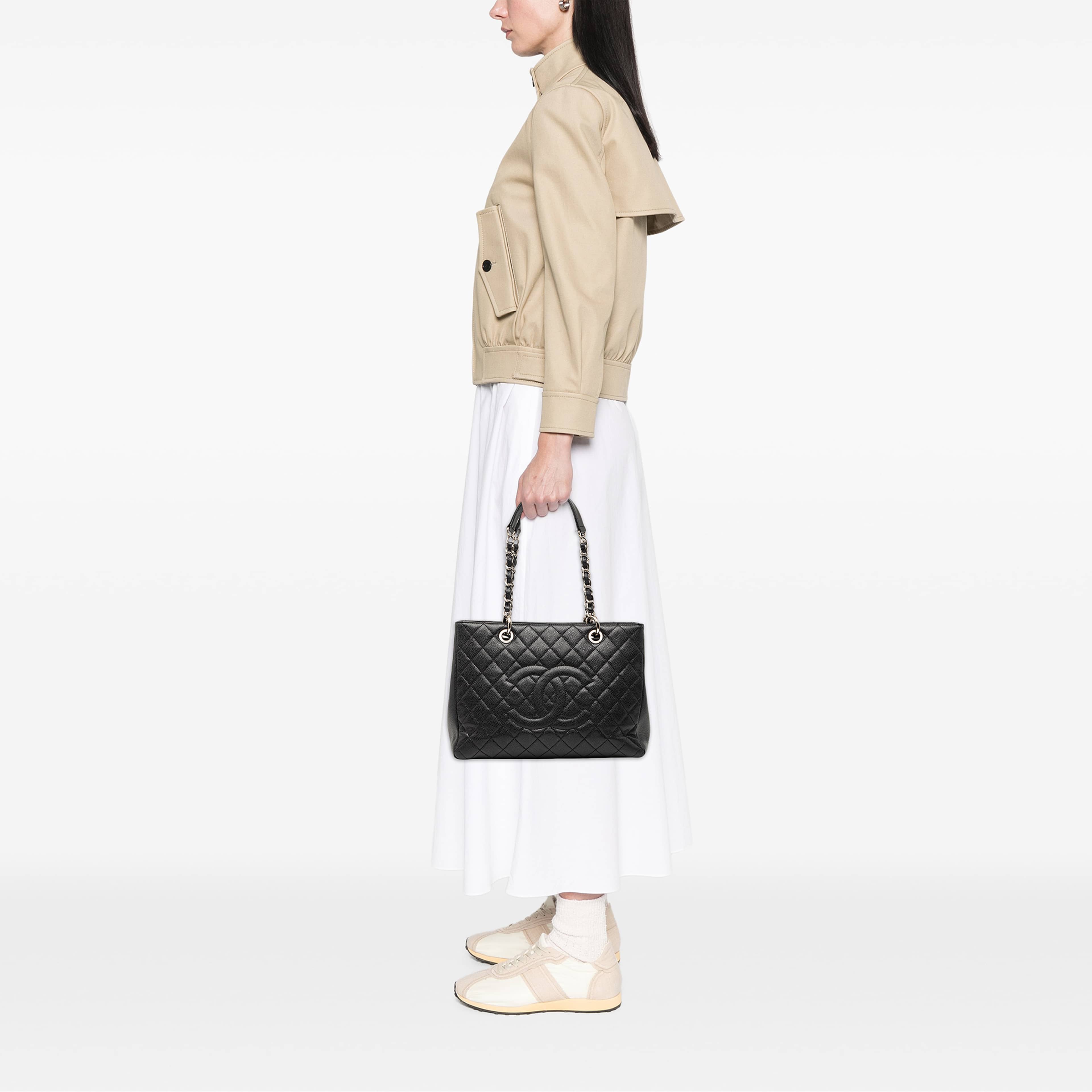 Chanel Caviar Grand Shopping Tote, från Luxclusif, i färgen svart. Klicka för att öppna bilden i stort format