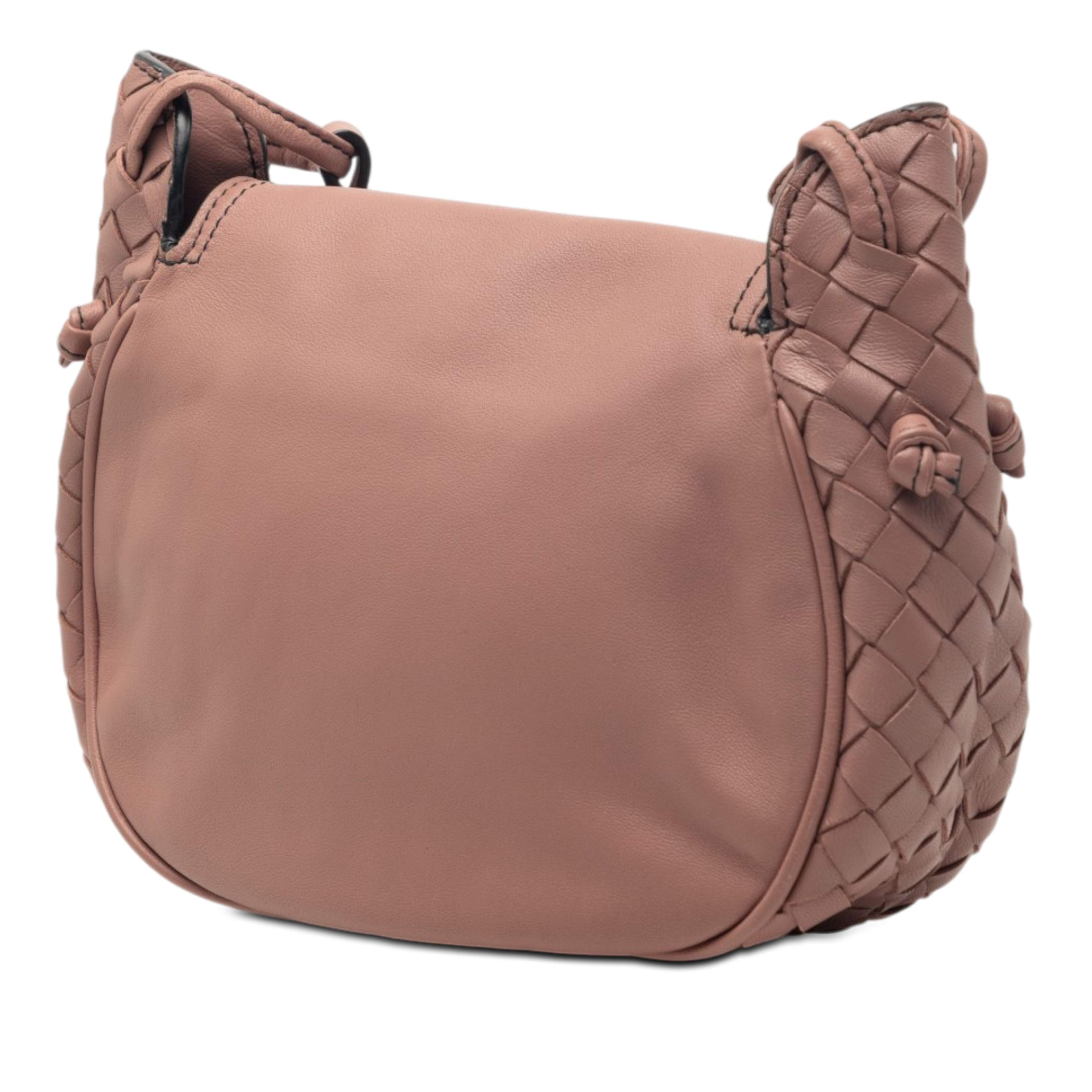 Bottega Veneta Small Intrecciato Trimmed Nappa Nodini Flap, från Luxclusif, i färgen pink. Klicka för att öppna bilden i stort format