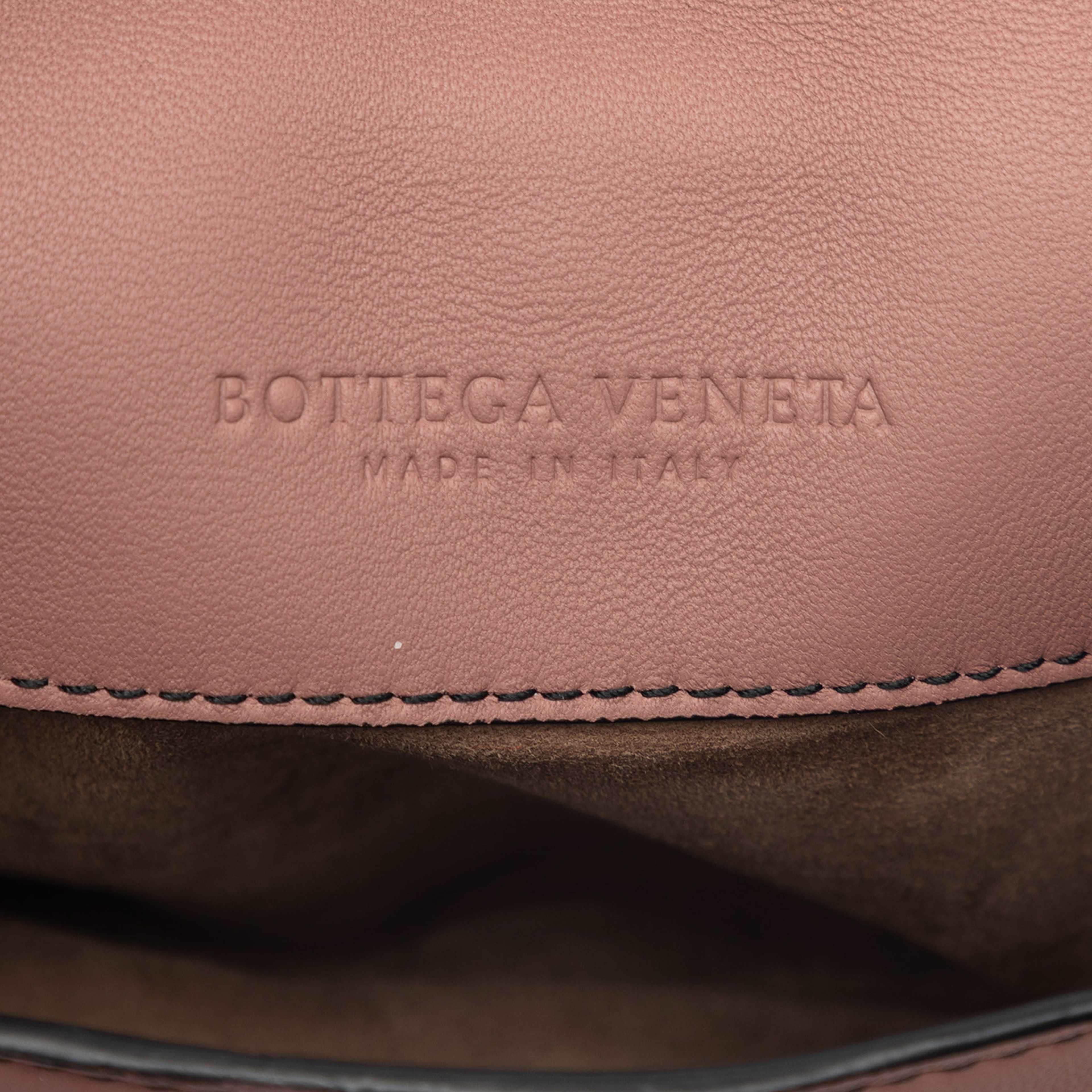 Bottega Veneta Small Intrecciato Trimmed Nappa Nodini Flap, från Luxclusif, i färgen pink. Klicka för att öppna bilden i stort format