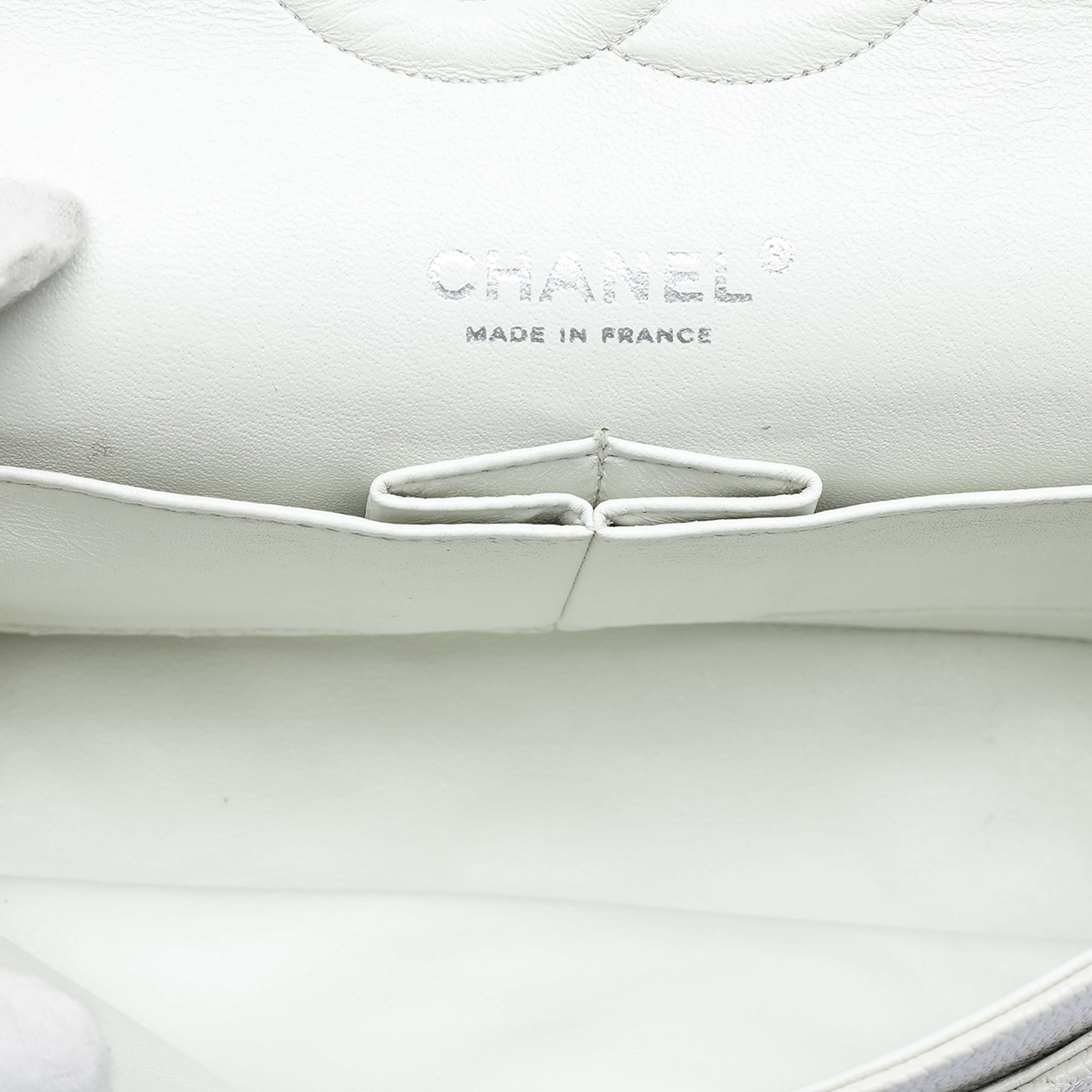 Chanel Quilted Caviar Reissue 2.55 Double Flap 225, från Luxclusif, i färgen white. Klicka för att öppna bilden i stort format