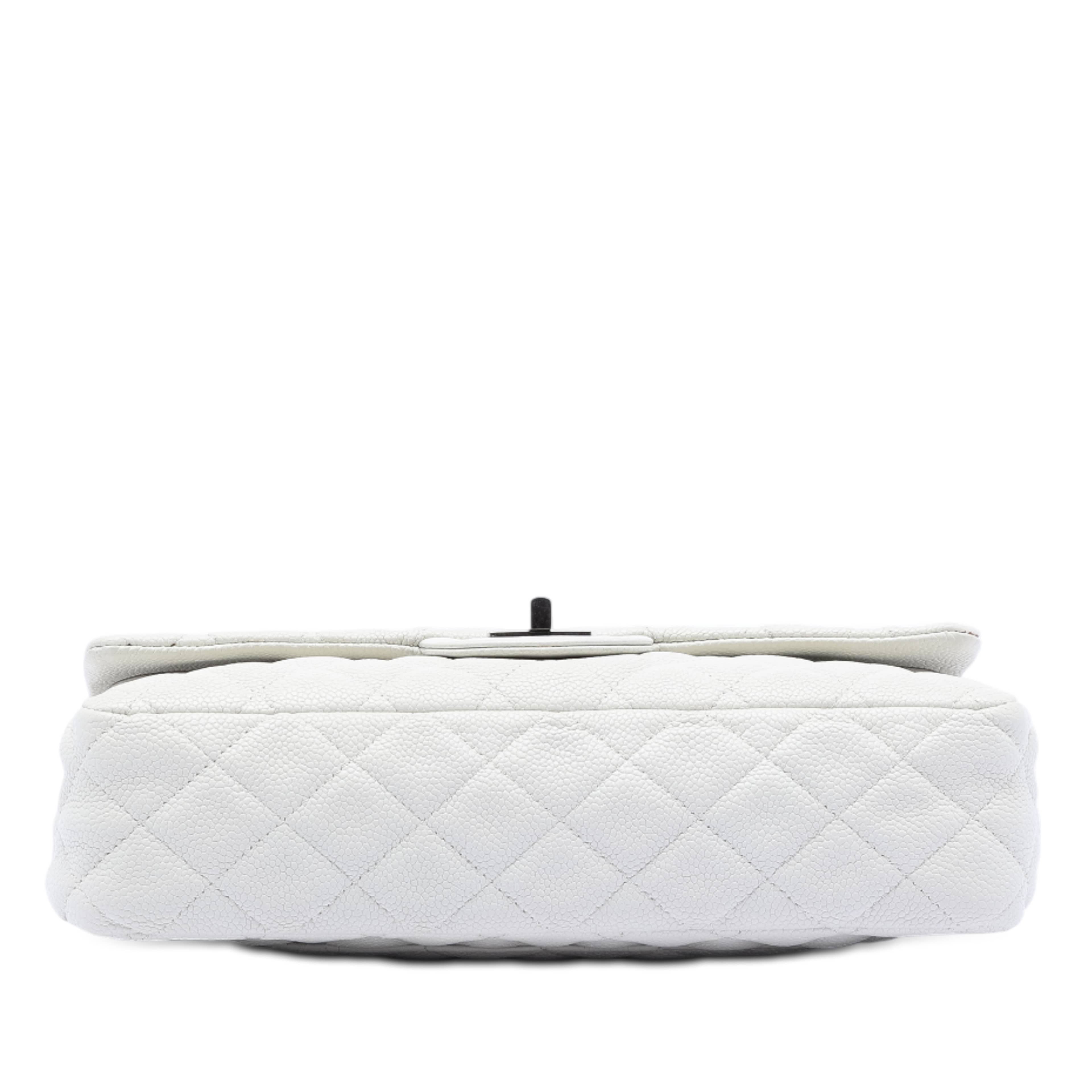 Chanel Quilted Caviar Reissue 2.55 Double Flap 225, från Luxclusif, i färgen white. Klicka för att öppna bilden i stort format