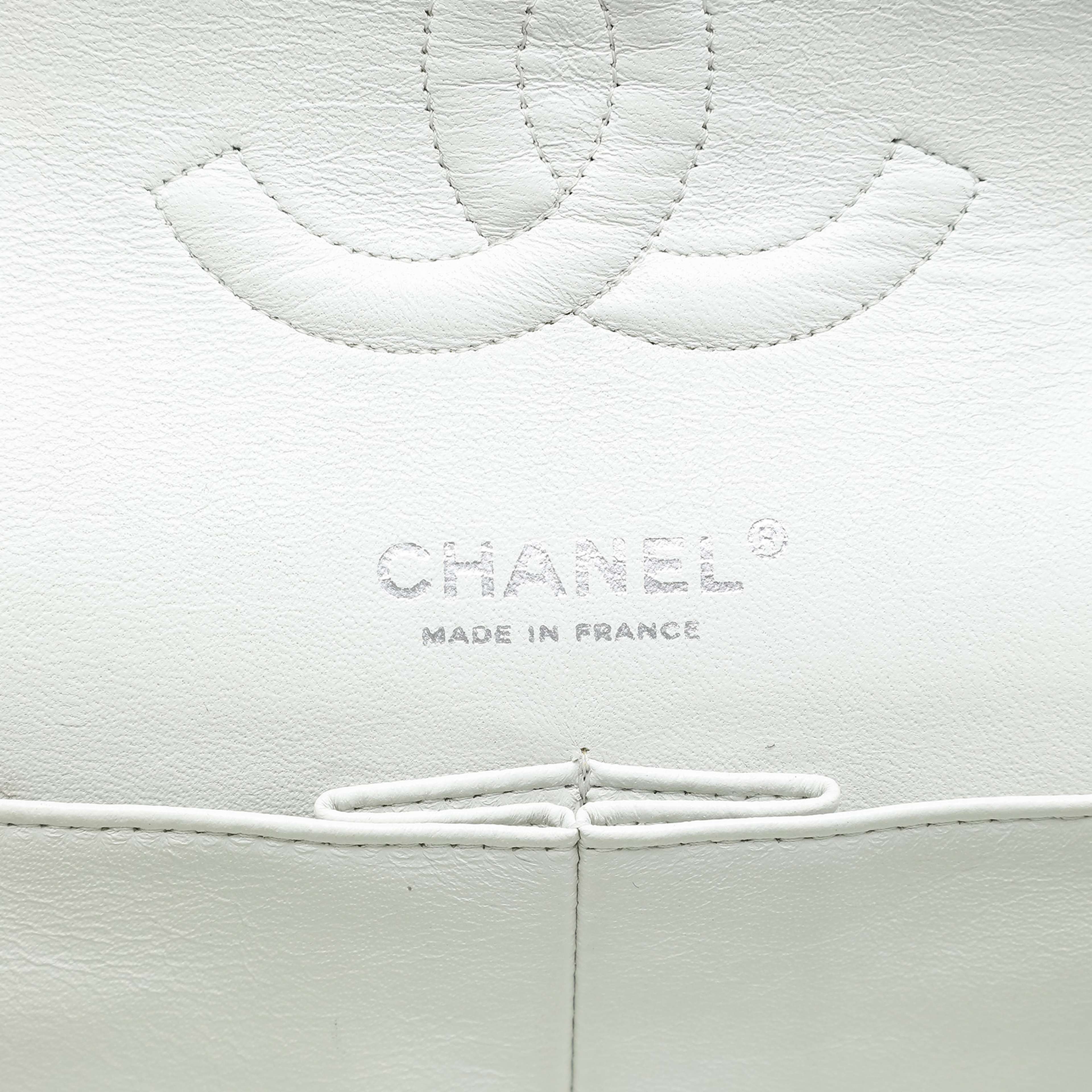 Chanel Quilted Caviar Reissue 2.55 Double Flap 225, från Luxclusif, i färgen white. Klicka för att öppna bilden i stort format