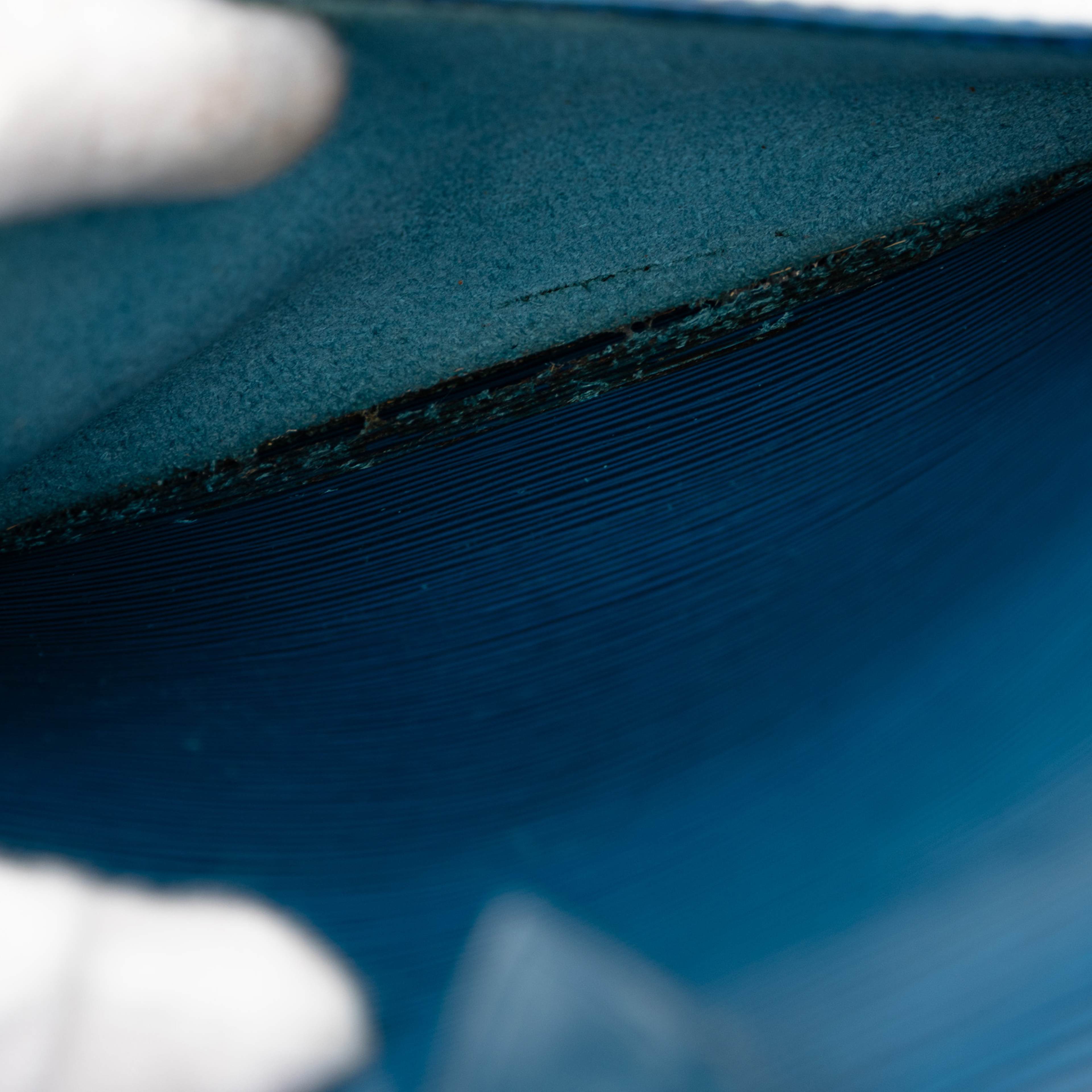 Louis Vuitton Epi Keepall 55, från Luxclusif, i färgen blue. Klicka för att öppna bilden i stort format