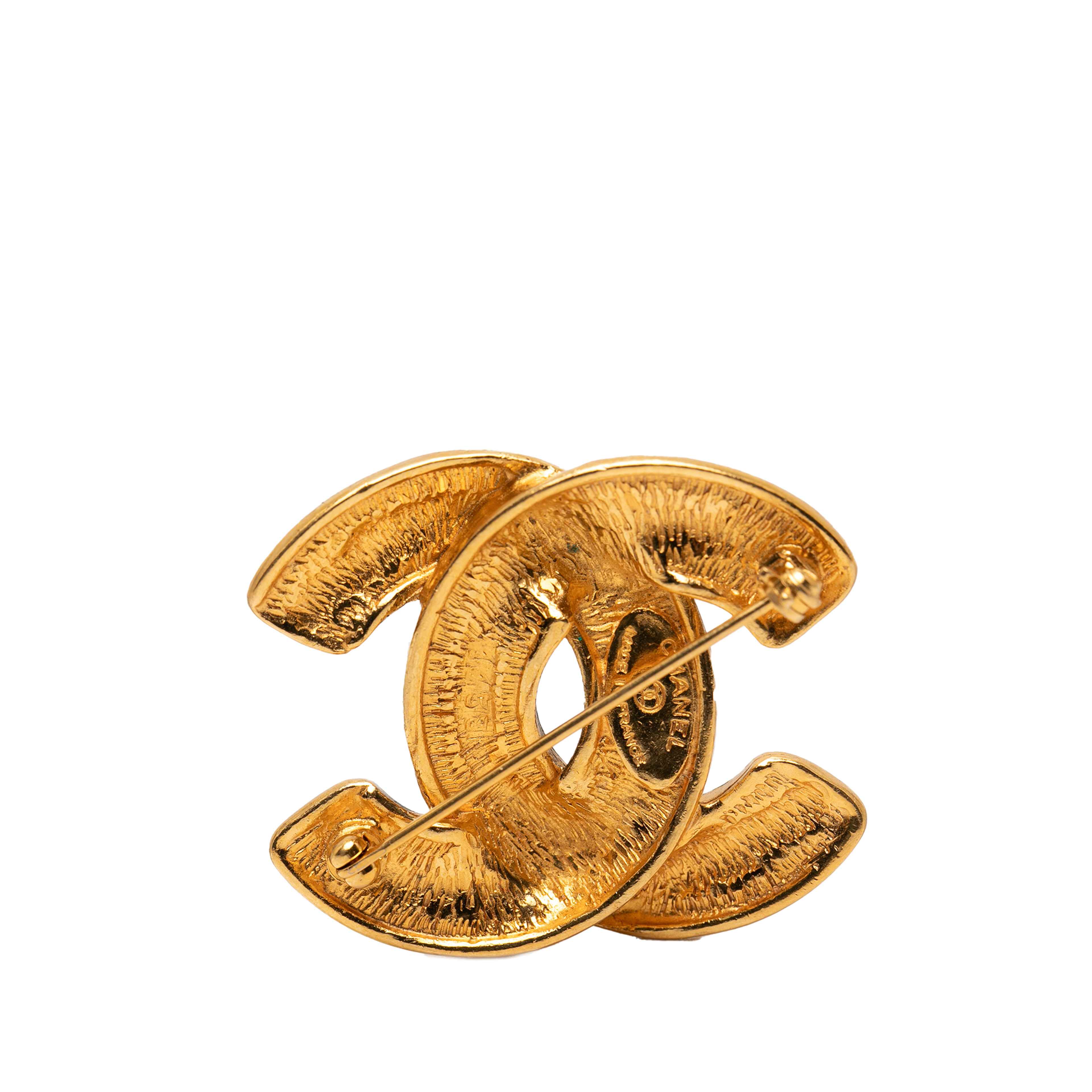 Chanel Gold Plated Quilted Cc Brooch, från Luxclusif, i färgen gold. Klicka för att öppna bilden i stort format