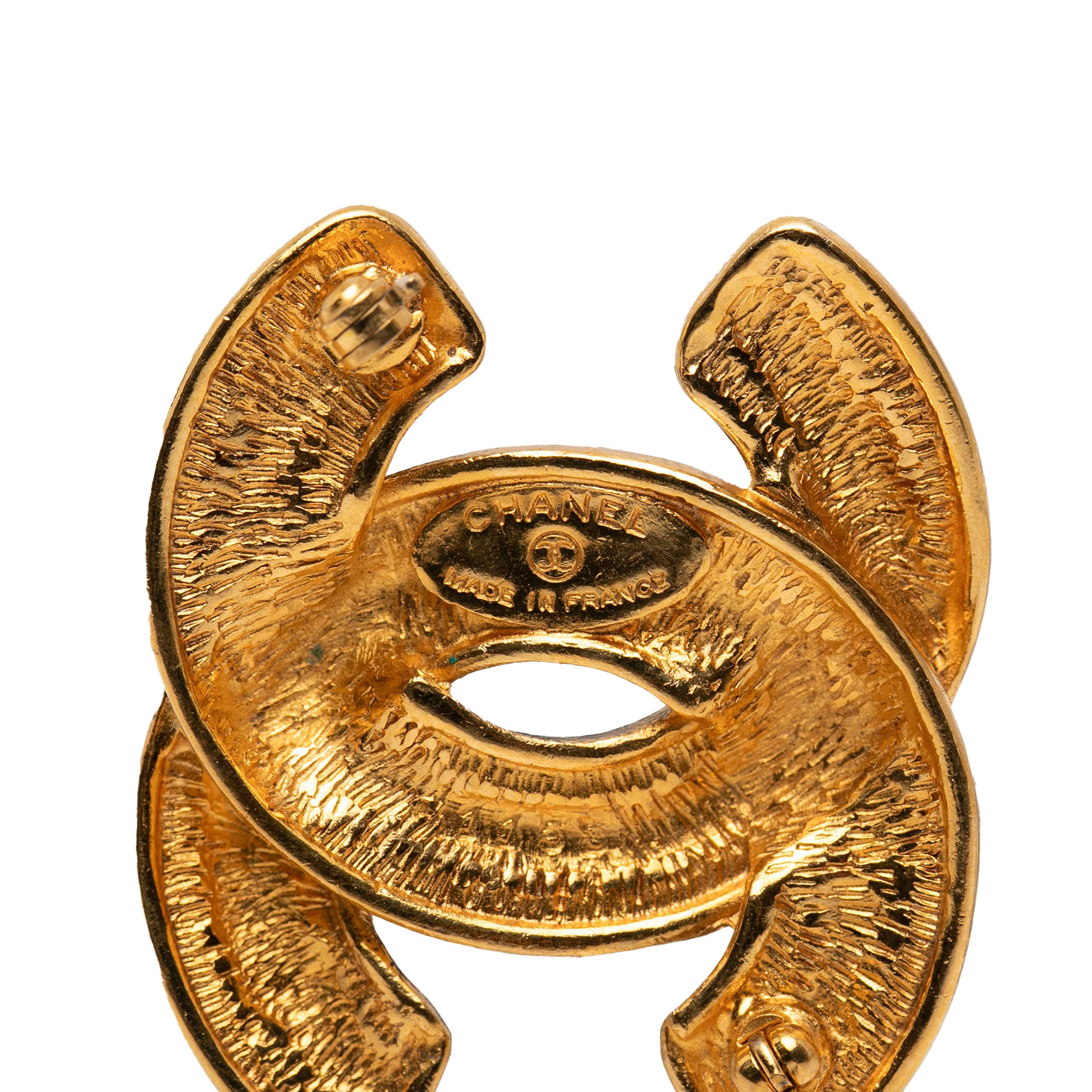 Chanel Gold Plated Quilted Cc Brooch, från Luxclusif, i färgen gold. Klicka för att öppna bilden i stort format