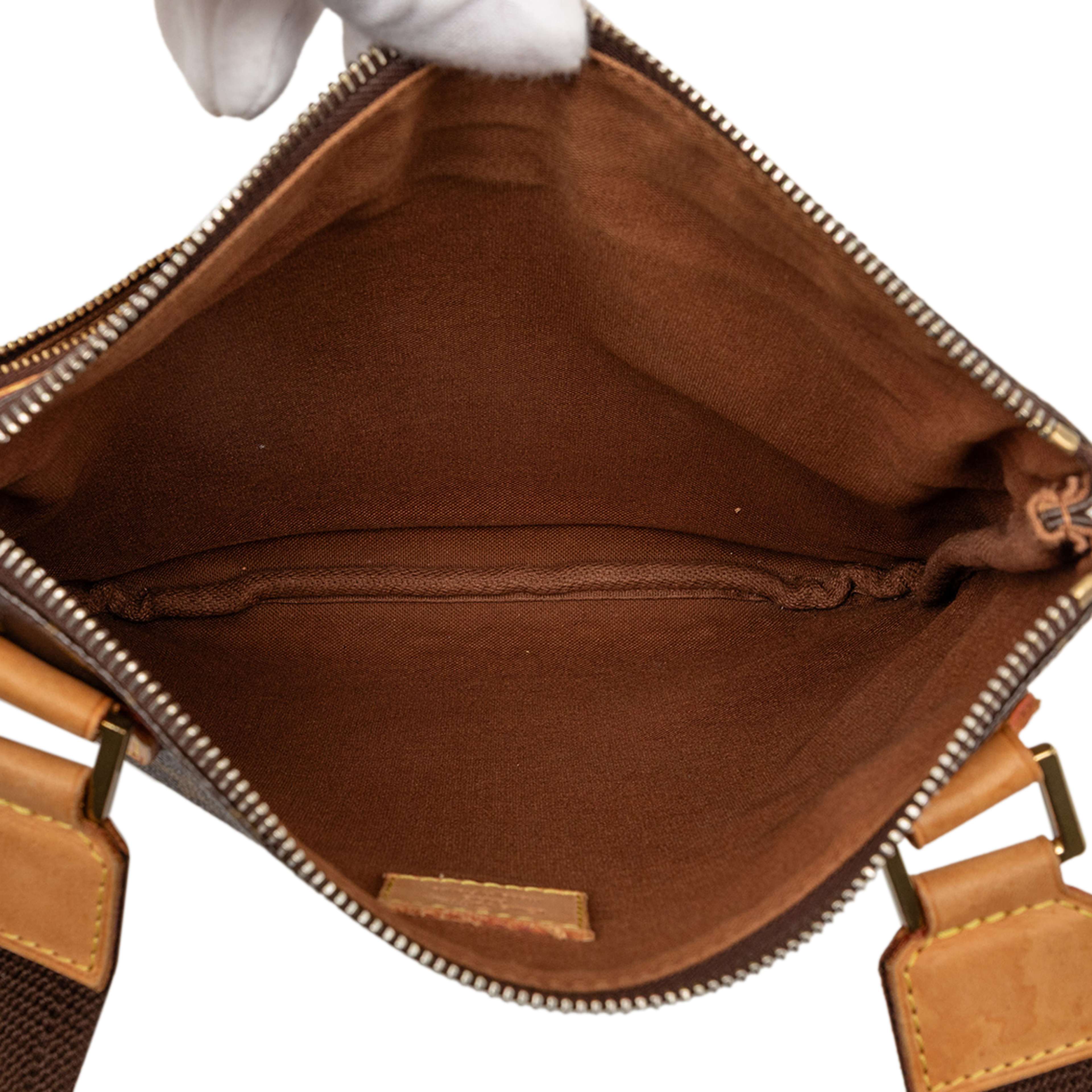 Louis Vuitton Monogram Bosphore Pochette, från Luxclusif, i färgen brown. Klicka för att öppna bilden i stort format