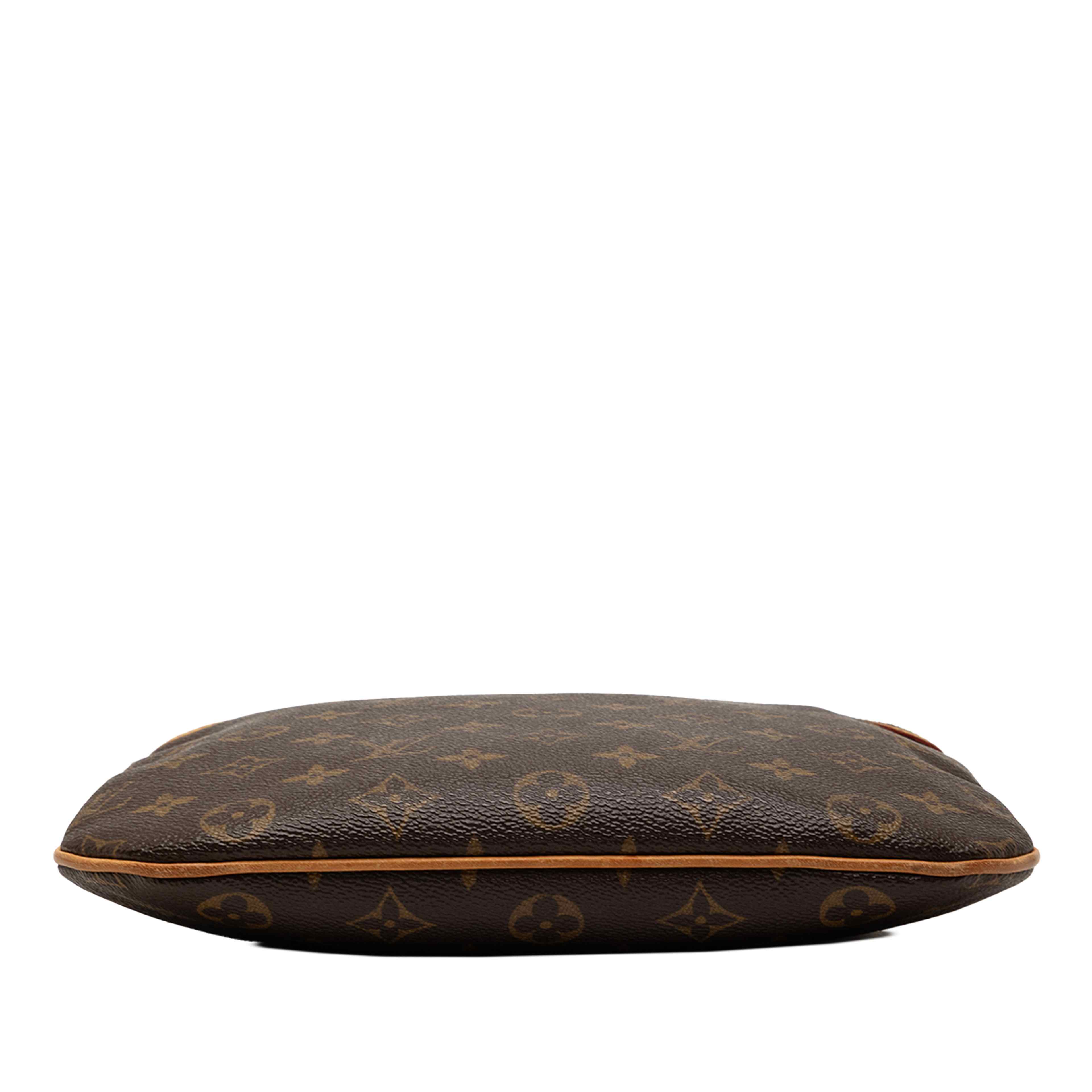 Louis Vuitton Monogram Bosphore Pochette, från Luxclusif, i färgen brown. Klicka för att öppna bilden i stort format