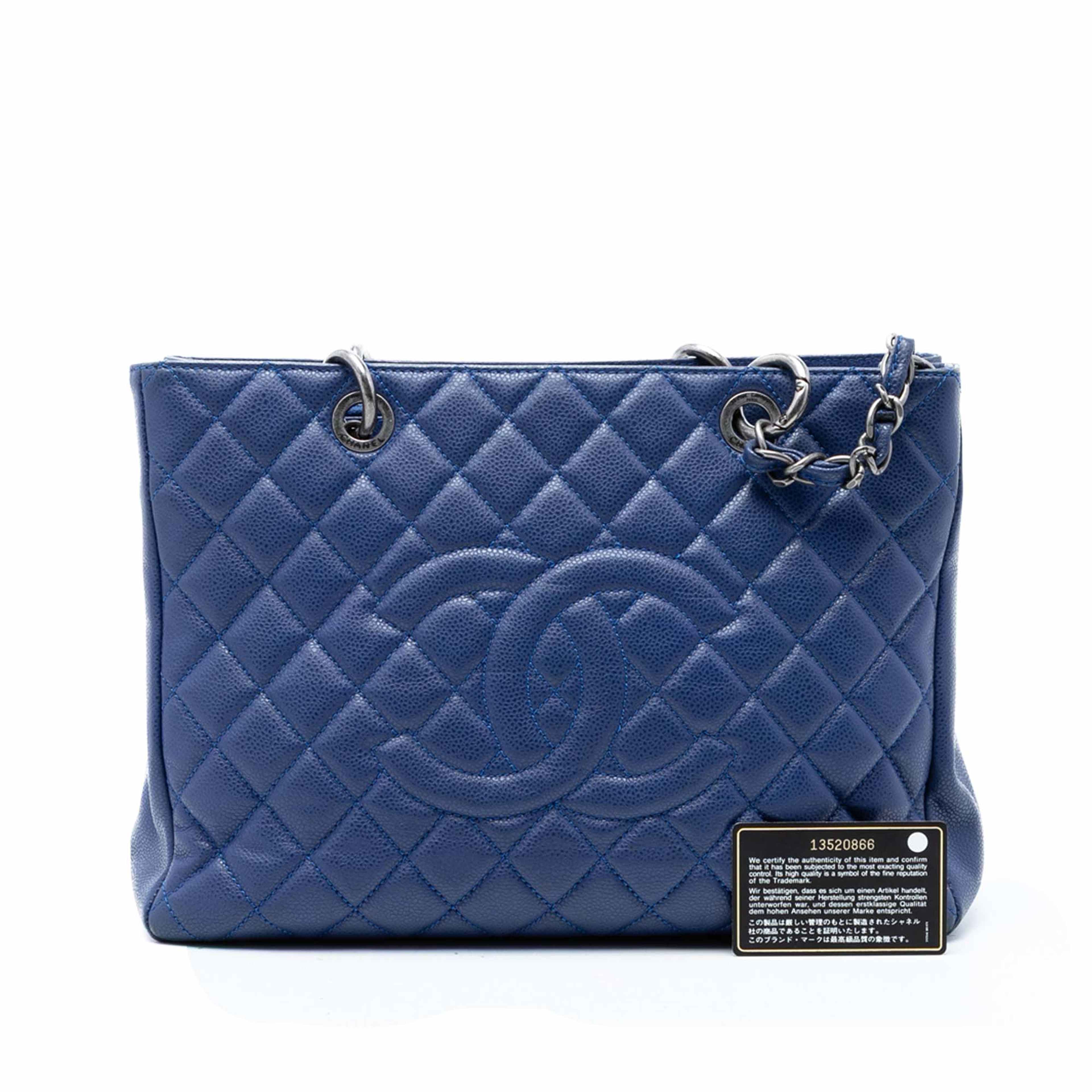 Chanel Caviar Grand Shopping Tote, från Luxclusif, i färgen blå. Klicka för att öppna bilden i stort format