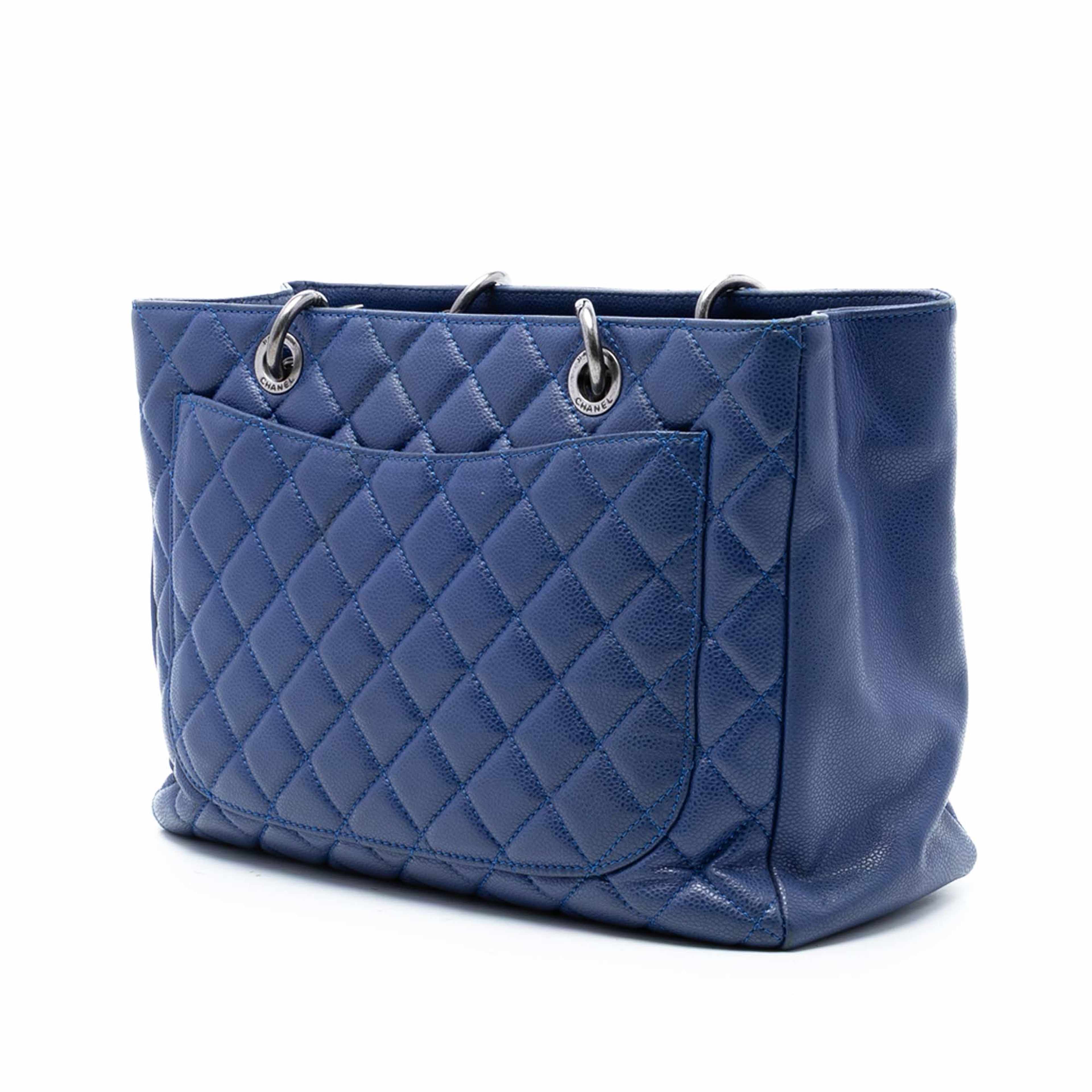 Chanel Caviar Grand Shopping Tote, från Luxclusif, i färgen blå. Klicka för att öppna bilden i stort format