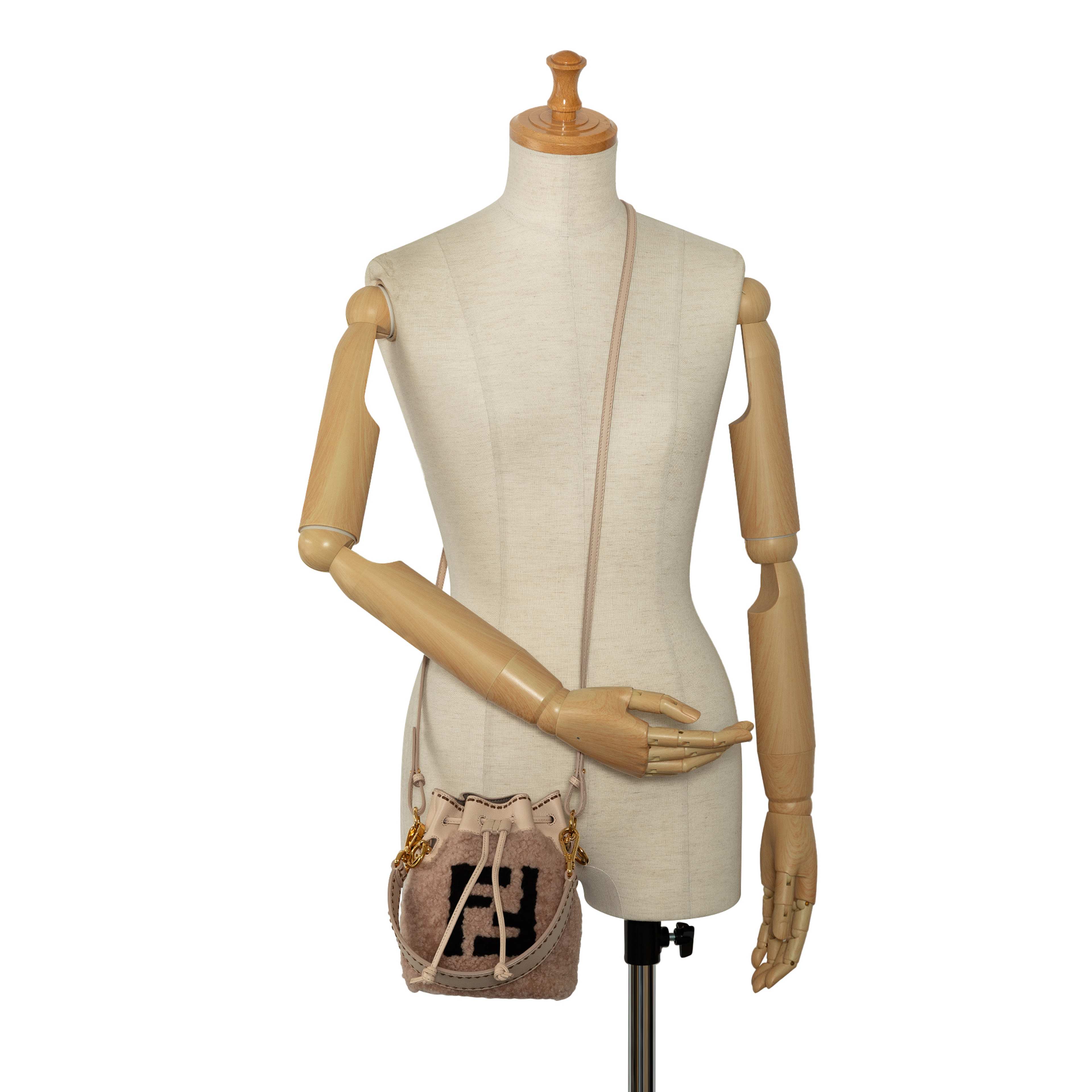 Fendi Shearling Mini Mon Tresor Bucket Bag, från Luxclusif, i färgen rosa. Klicka för att öppna bilden i stort format