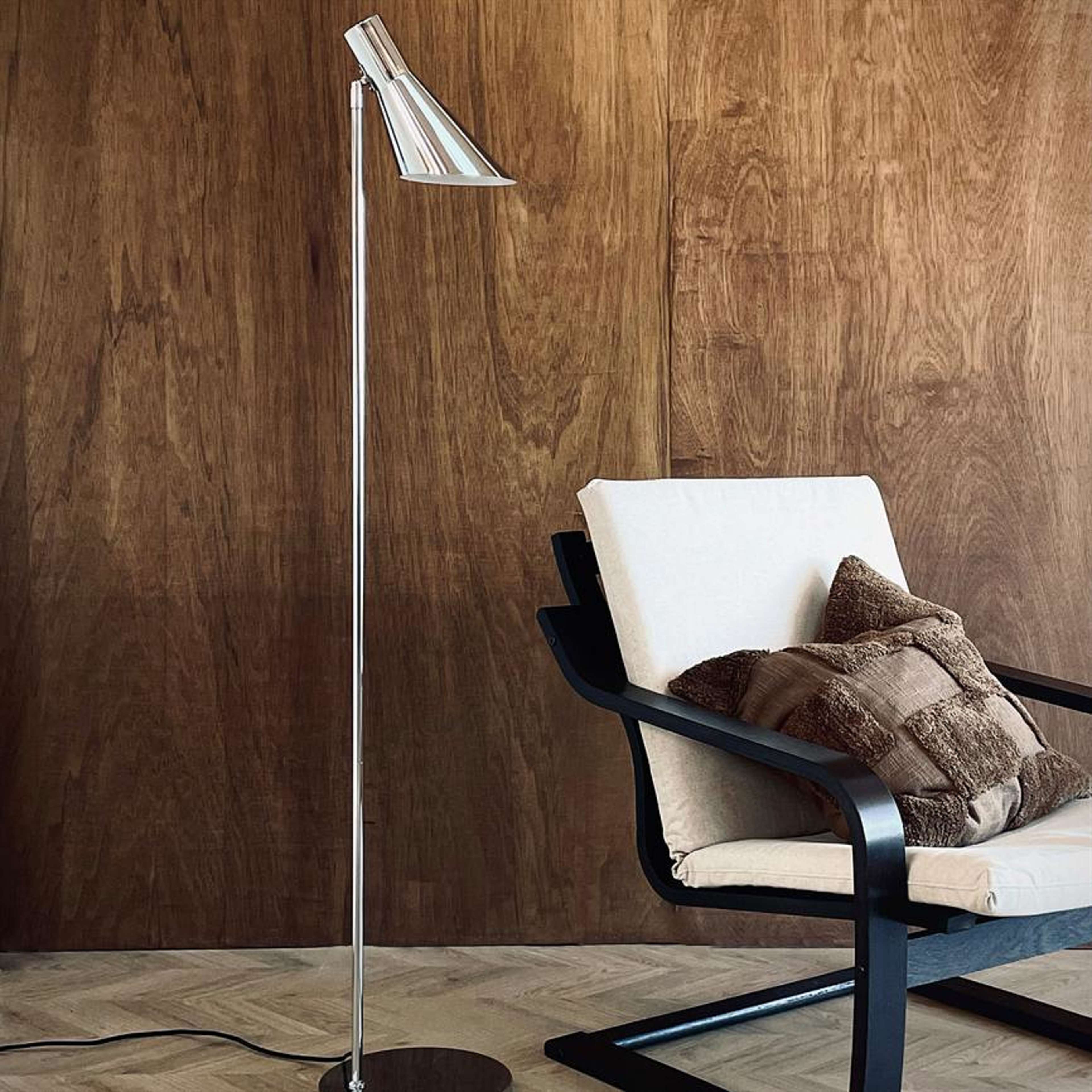 Dl12 Floor Lamp, från Dyberg Larsen, i färgen chrome. Klicka för att öppna bilden i stort format
