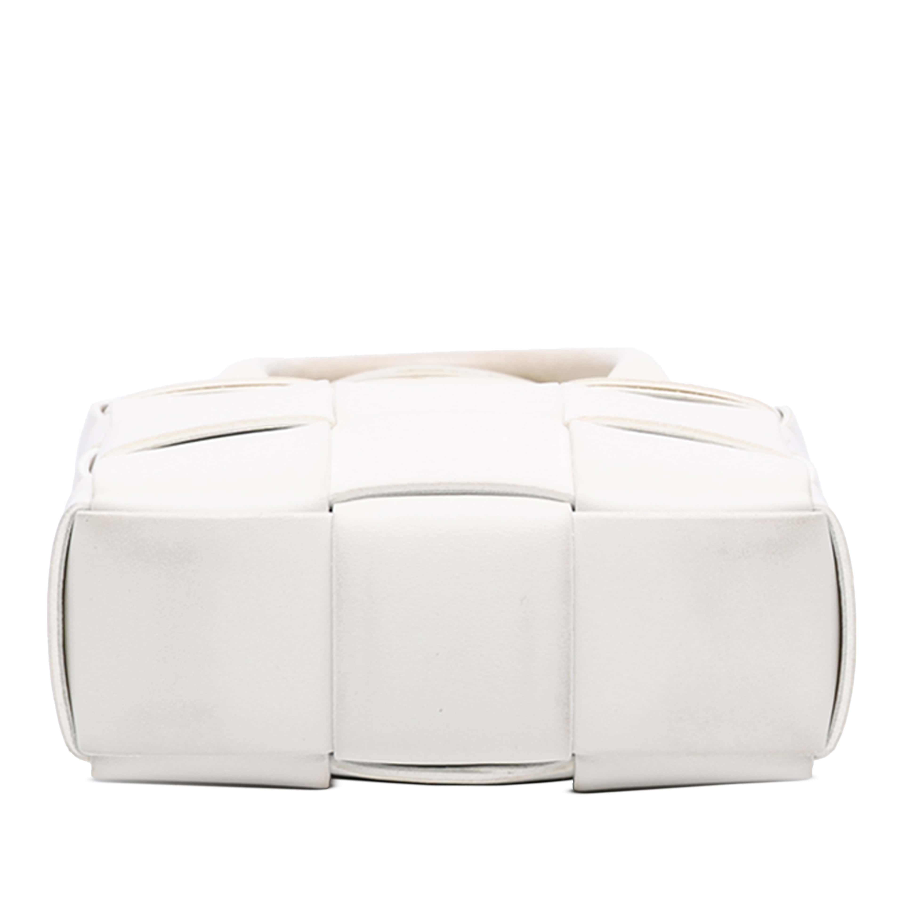 Bottega Veneta Mini Maxi Intrecciato Nappa North South Casette Tote, från Luxclusif, i färgen vit. Klicka för att öppna bilden i stort format