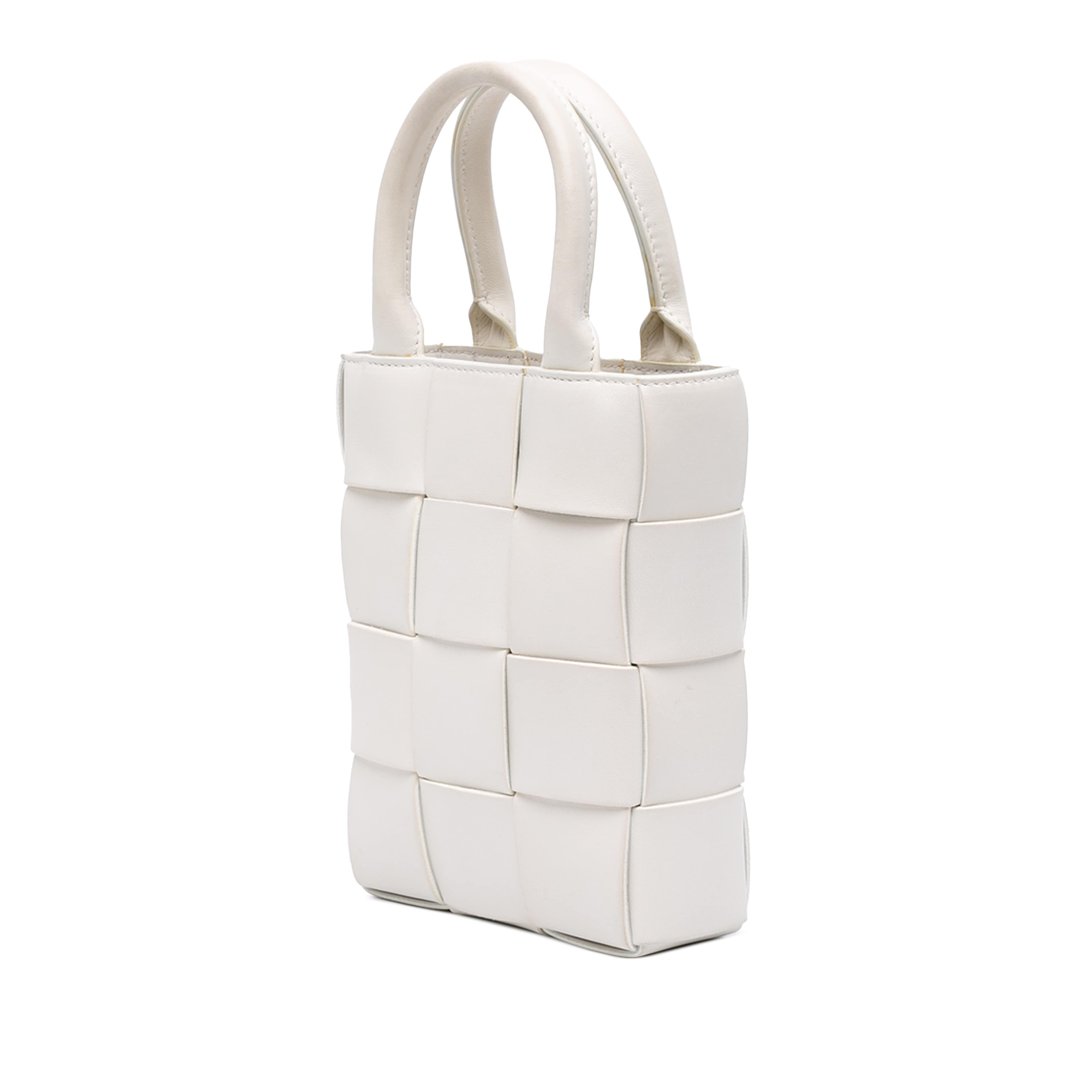 Bottega Veneta Mini Maxi Intrecciato Nappa North South Casette Tote, från Luxclusif, i färgen vit. Klicka för att öppna bilden i stort format