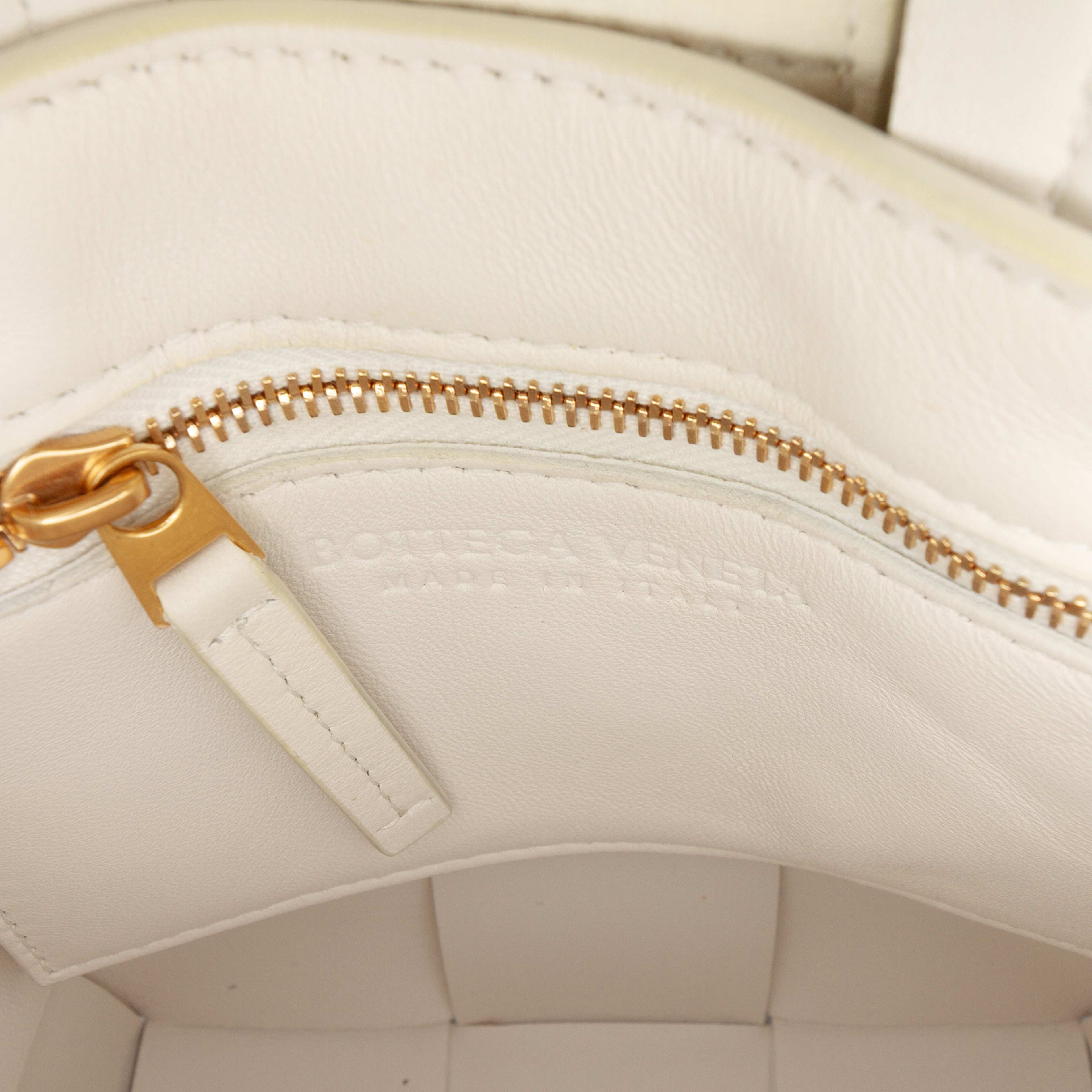 Bottega Veneta Mini Maxi Intrecciato Nappa North South Casette Tote, från Luxclusif, i färgen vit. Klicka för att öppna bilden i stort format