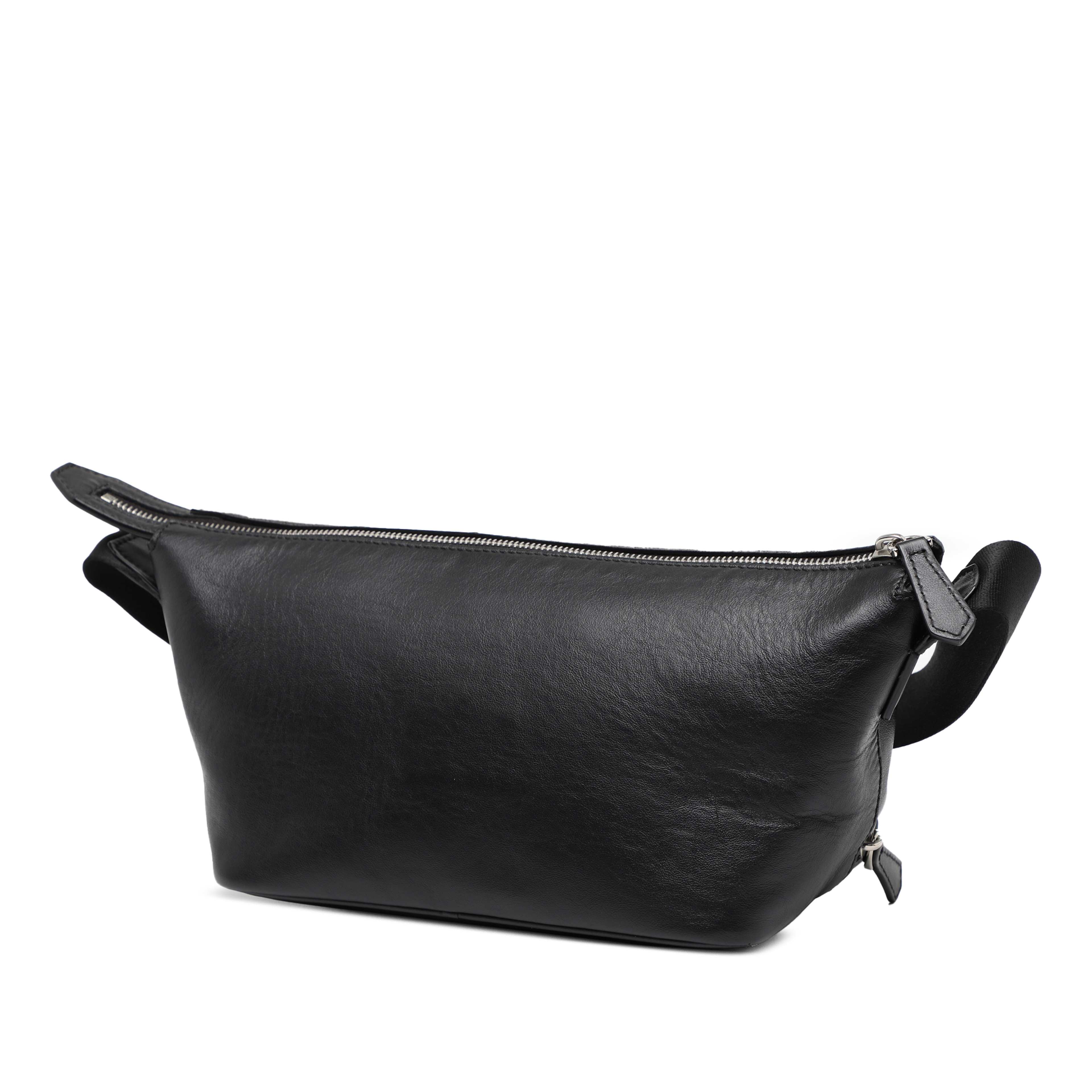 Fendi Sarah Coleman Leather Fisheye Belt Bag, från Luxclusif, i färgen svart. Klicka för att öppna bilden i stort format