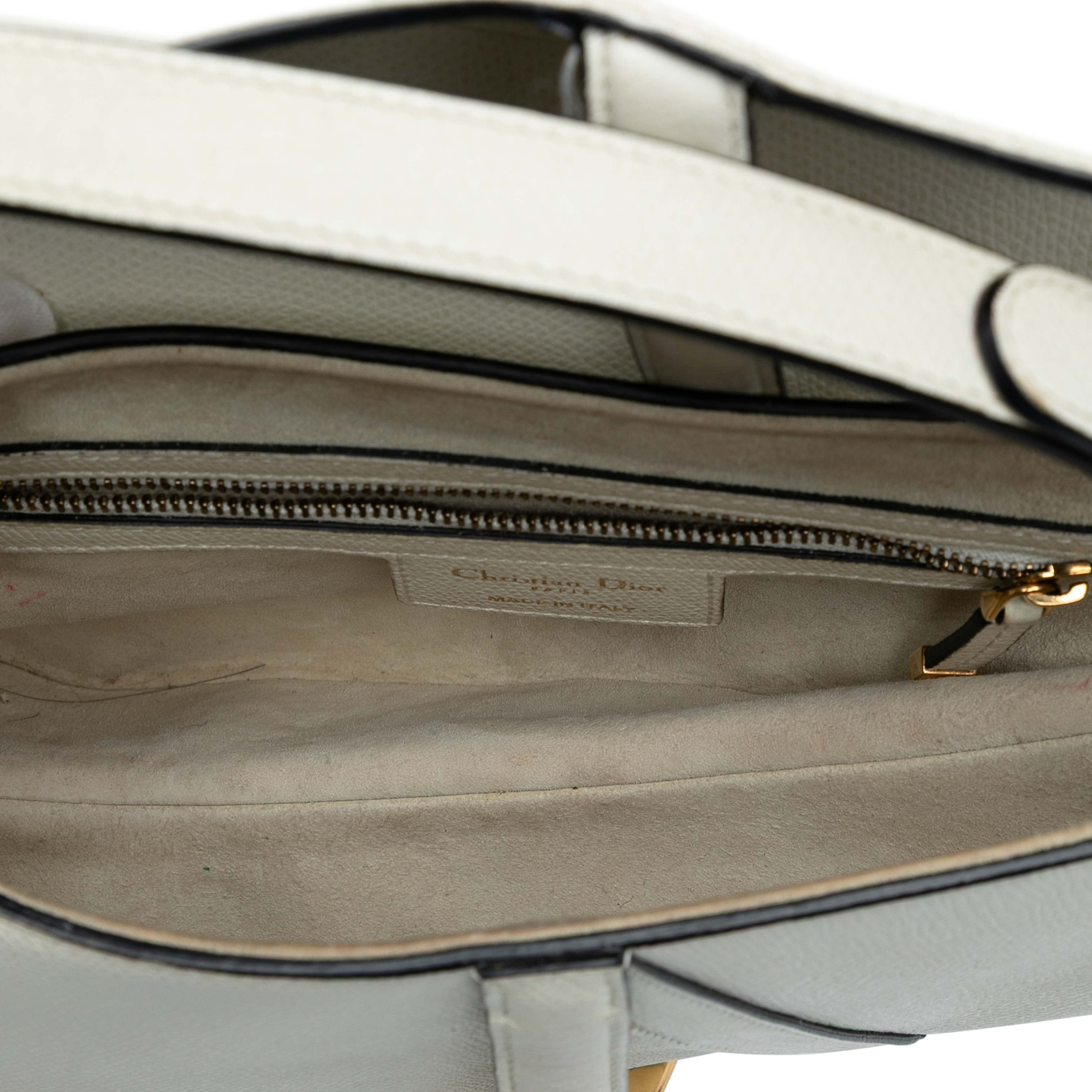 Dior Grained Calfskin Saddle Bag, från Luxclusif, i färgen white. Klicka för att öppna bilden i stort format