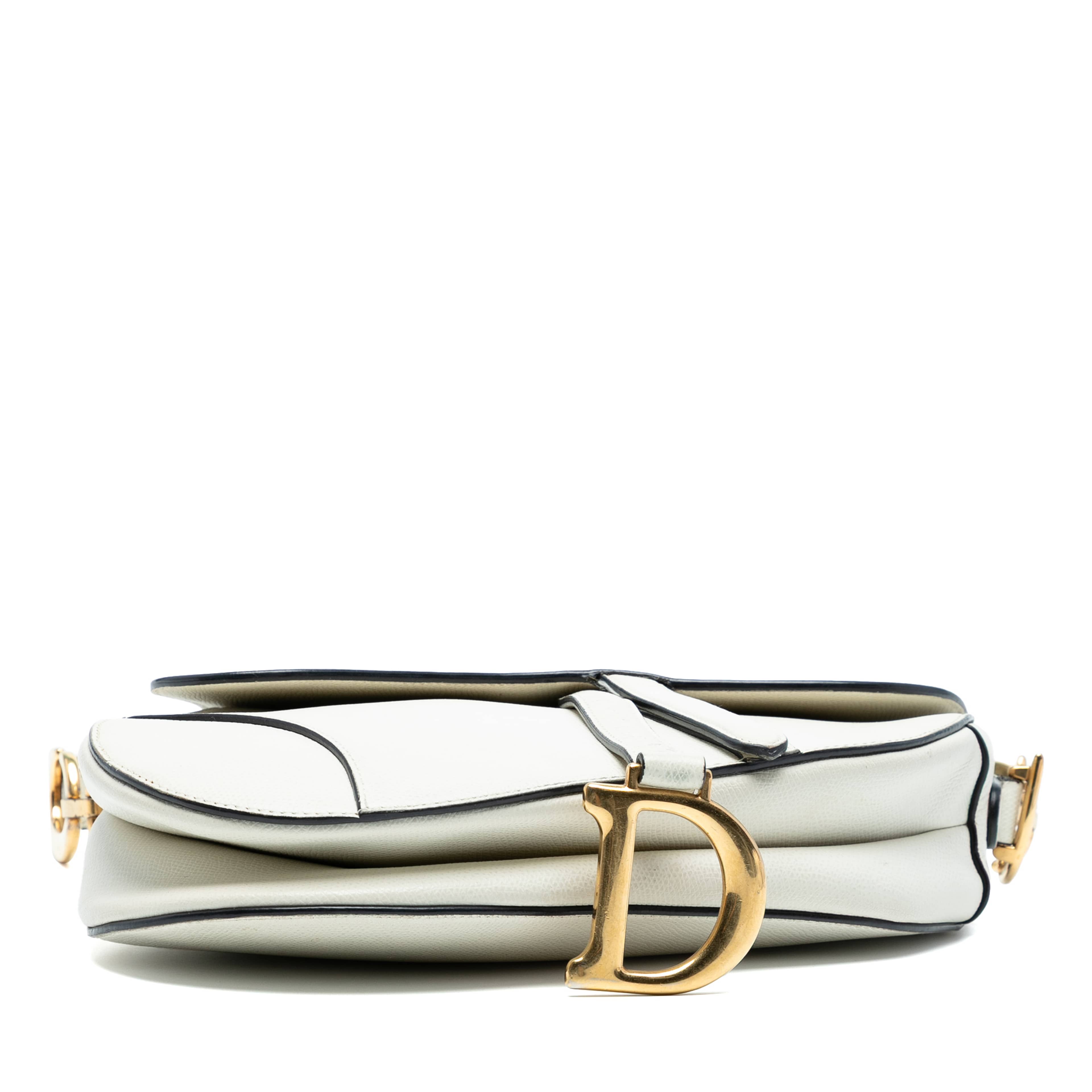 Dior Grained Calfskin Saddle Bag, från Luxclusif, i färgen white. Klicka för att öppna bilden i stort format