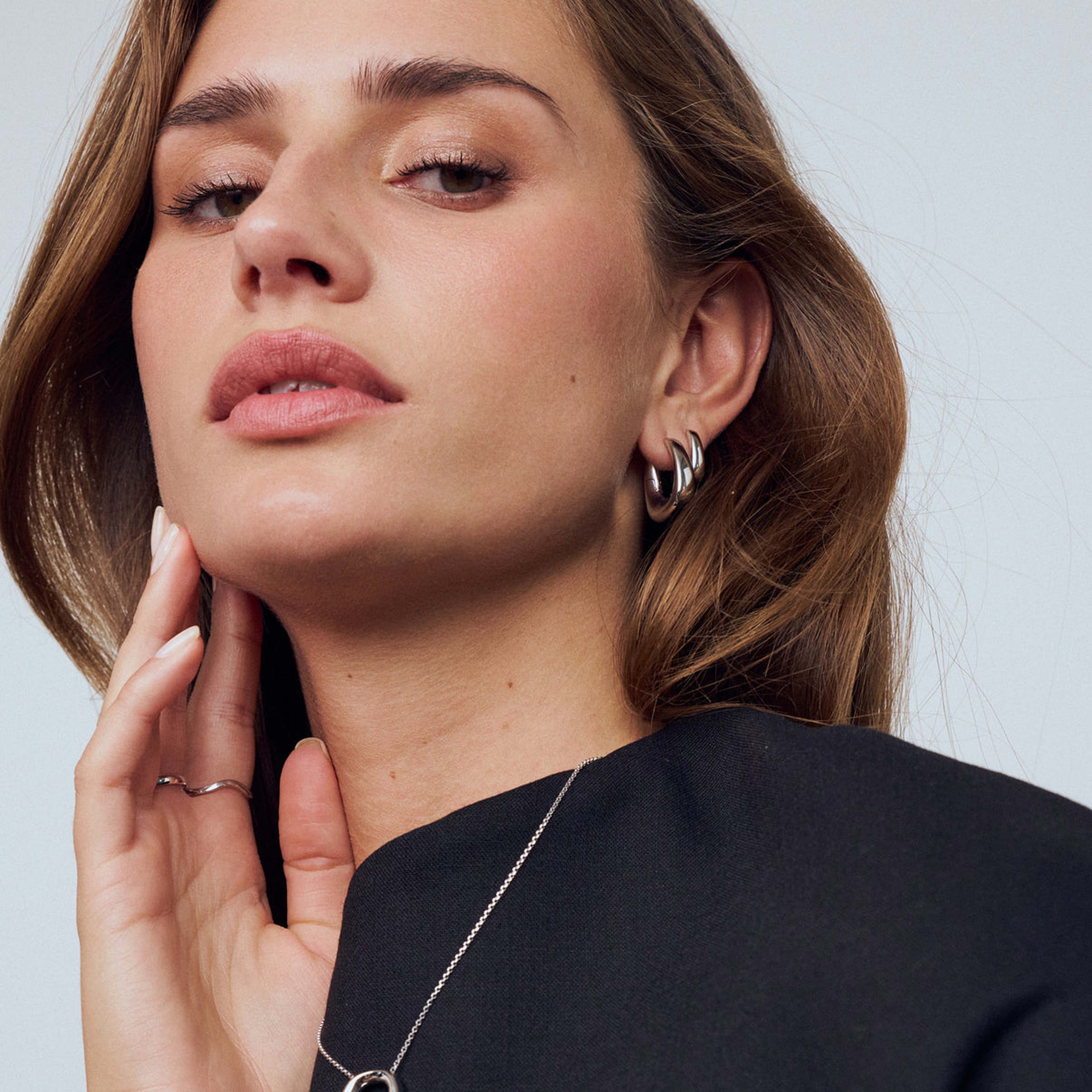 Örhängen Borsa Pianura, från Sif Jakobs Jewellery, i färgen silver.