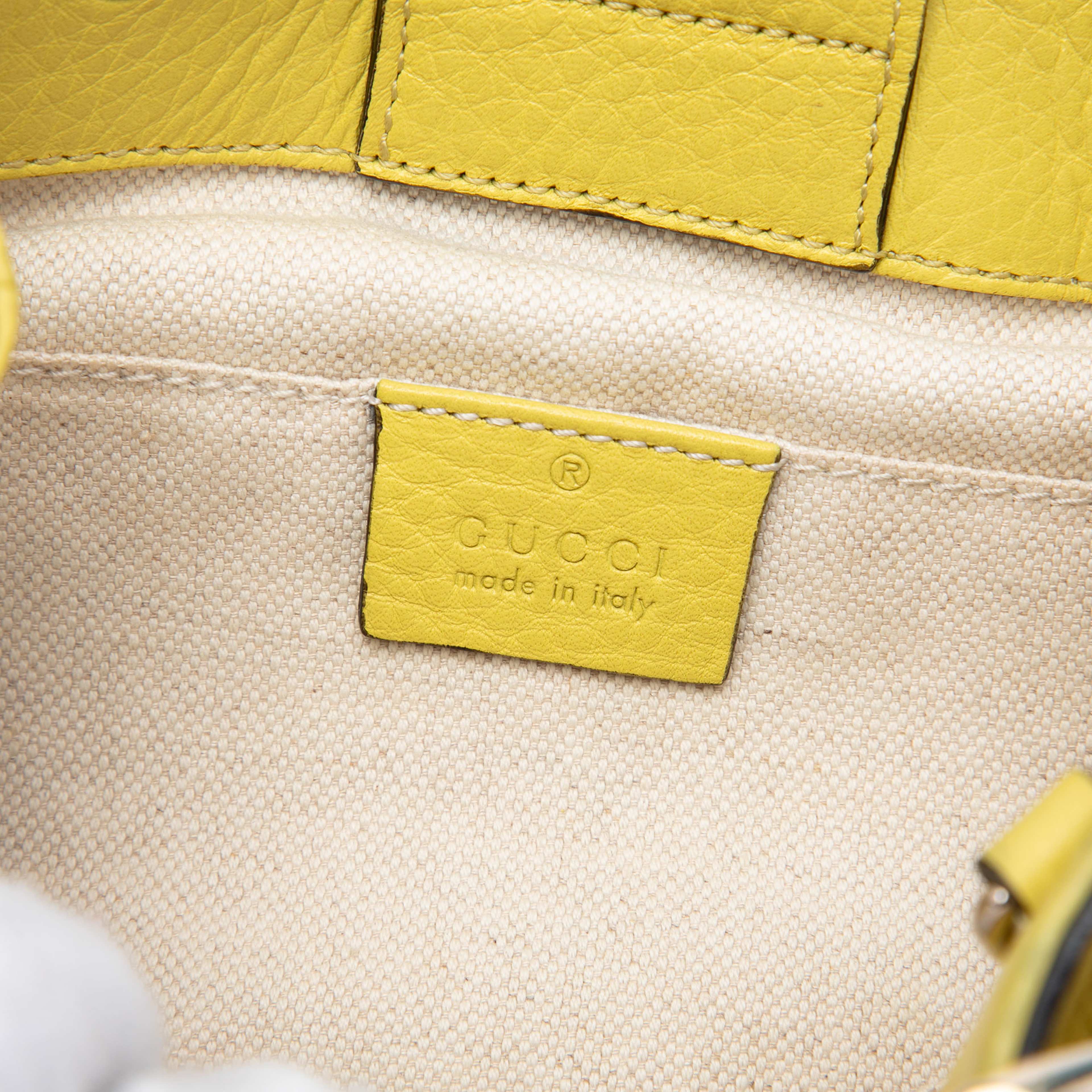 Gucci Mini Calfskin Bamboo Shopper Satchel, från Luxclusif, i färgen gul. Klicka för att öppna bilden i stort format