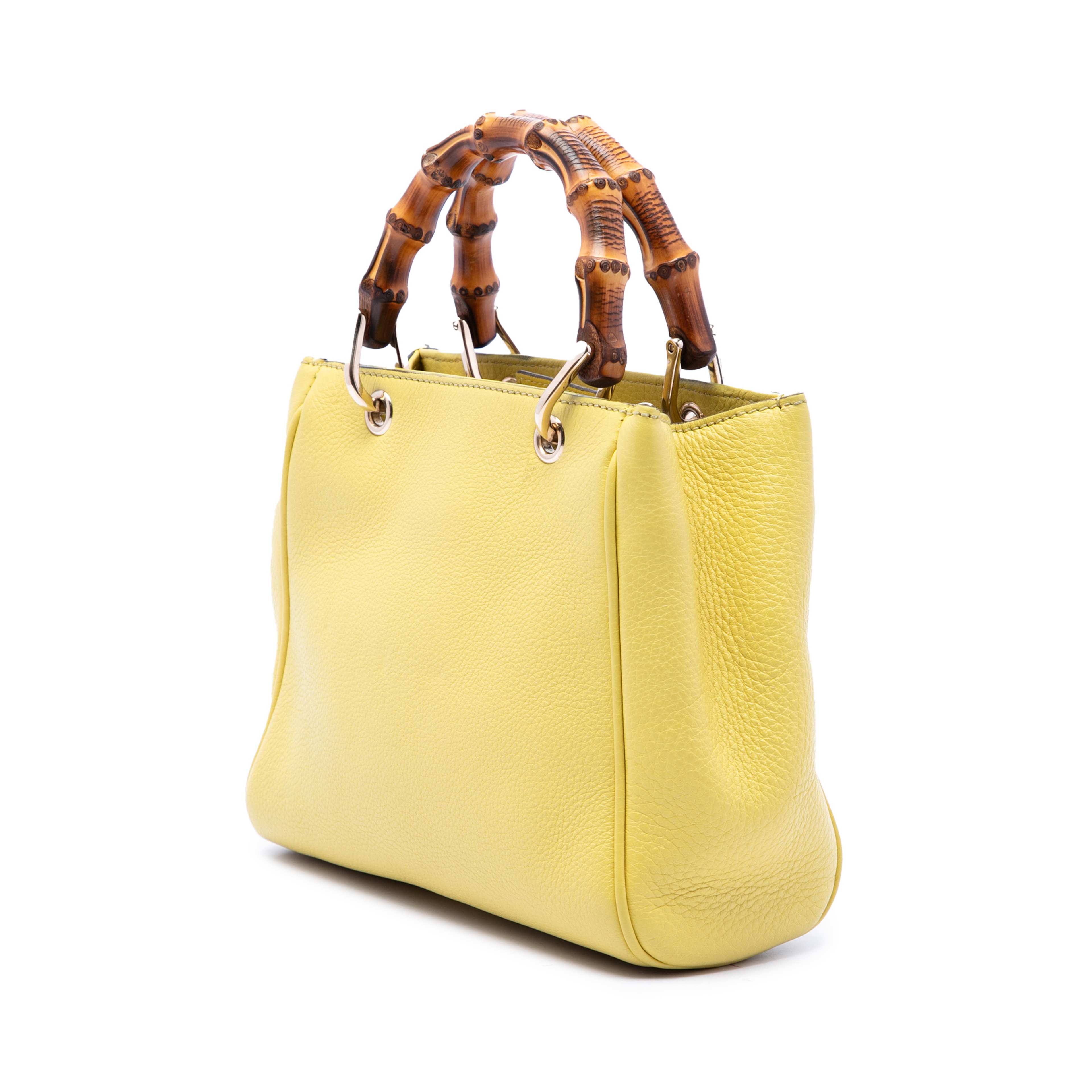 Gucci Mini Calfskin Bamboo Shopper Satchel, från Luxclusif, i färgen gul. Klicka för att öppna bilden i stort format