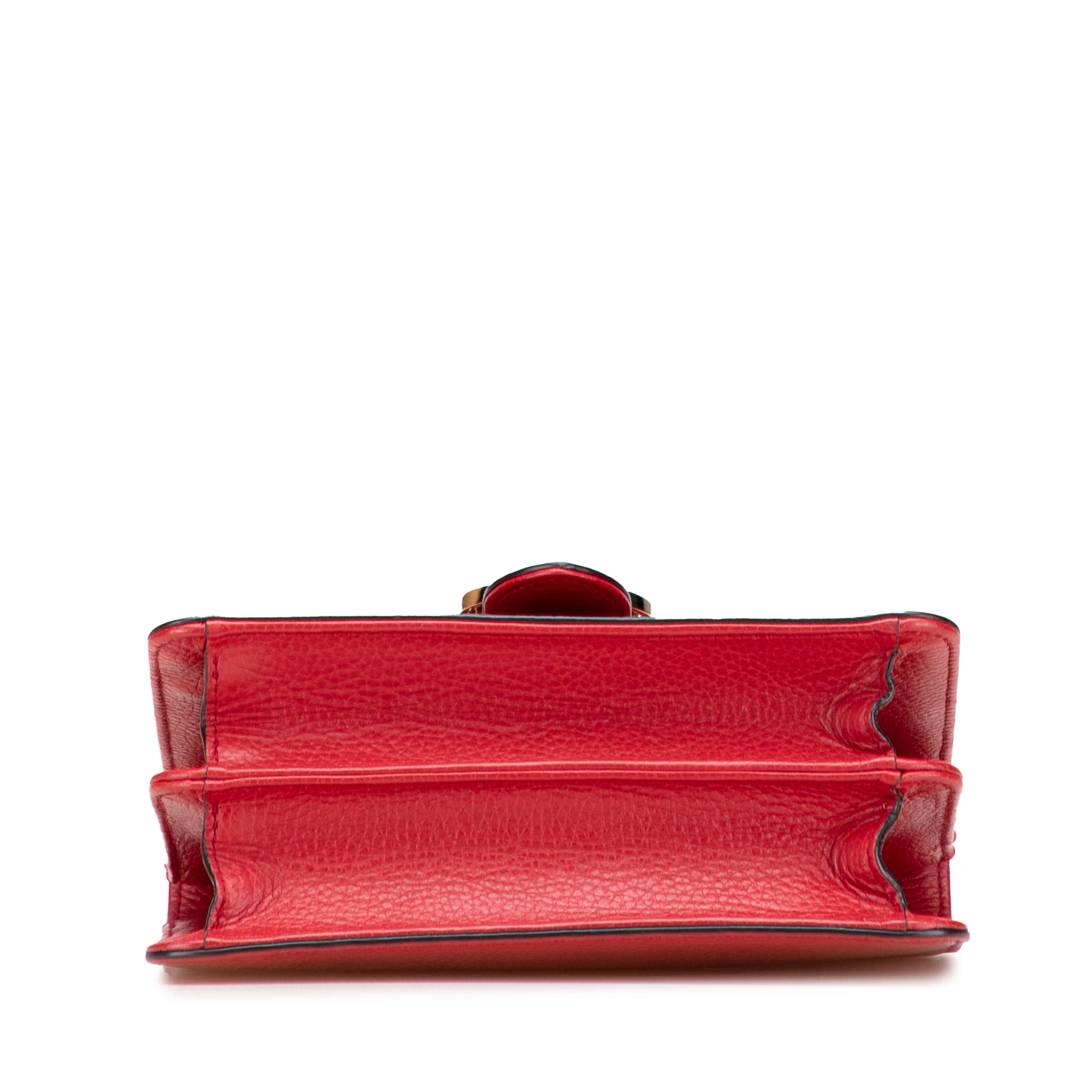 Gucci Small Dollar Calfskin Interlocking G Crossbody, från Luxclusif, i färgen red. Klicka för att öppna bilden i stort format