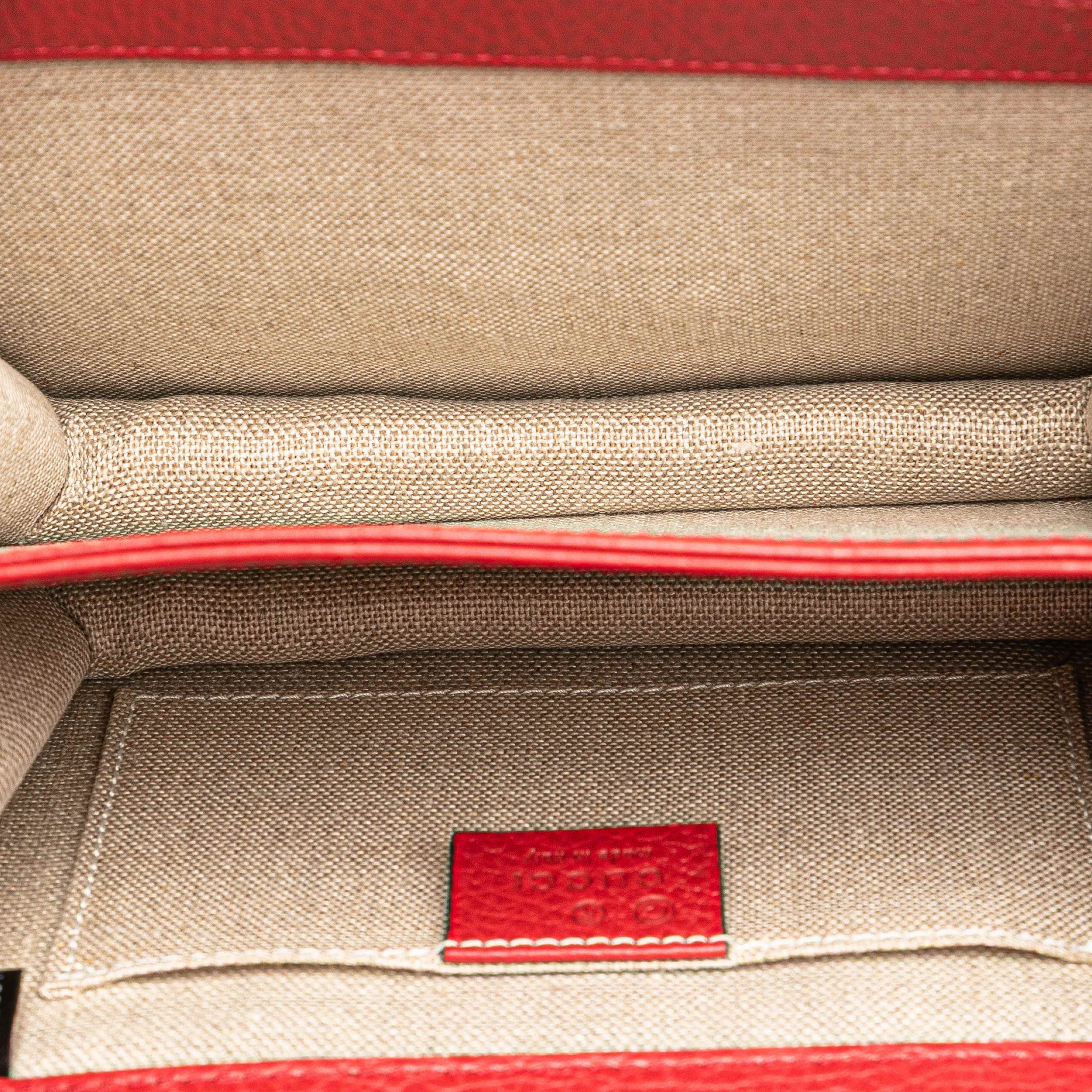 Gucci Small Dollar Calfskin Interlocking G Crossbody, från Luxclusif, i färgen red. Klicka för att öppna bilden i stort format