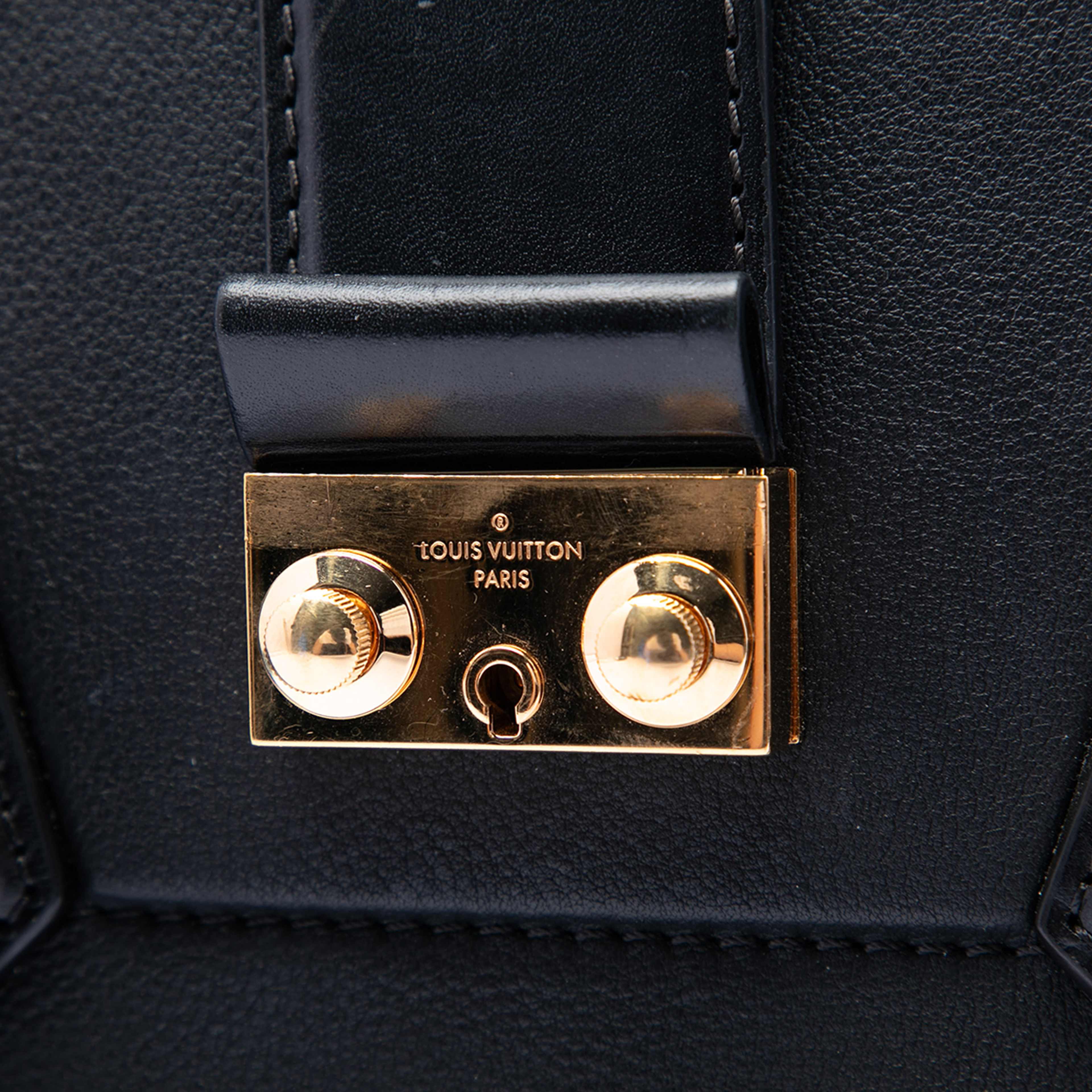Louis Vuitton Taurillon Cour Marly Pm, från Luxclusif, i färgen svart. Klicka för att öppna bilden i stort format