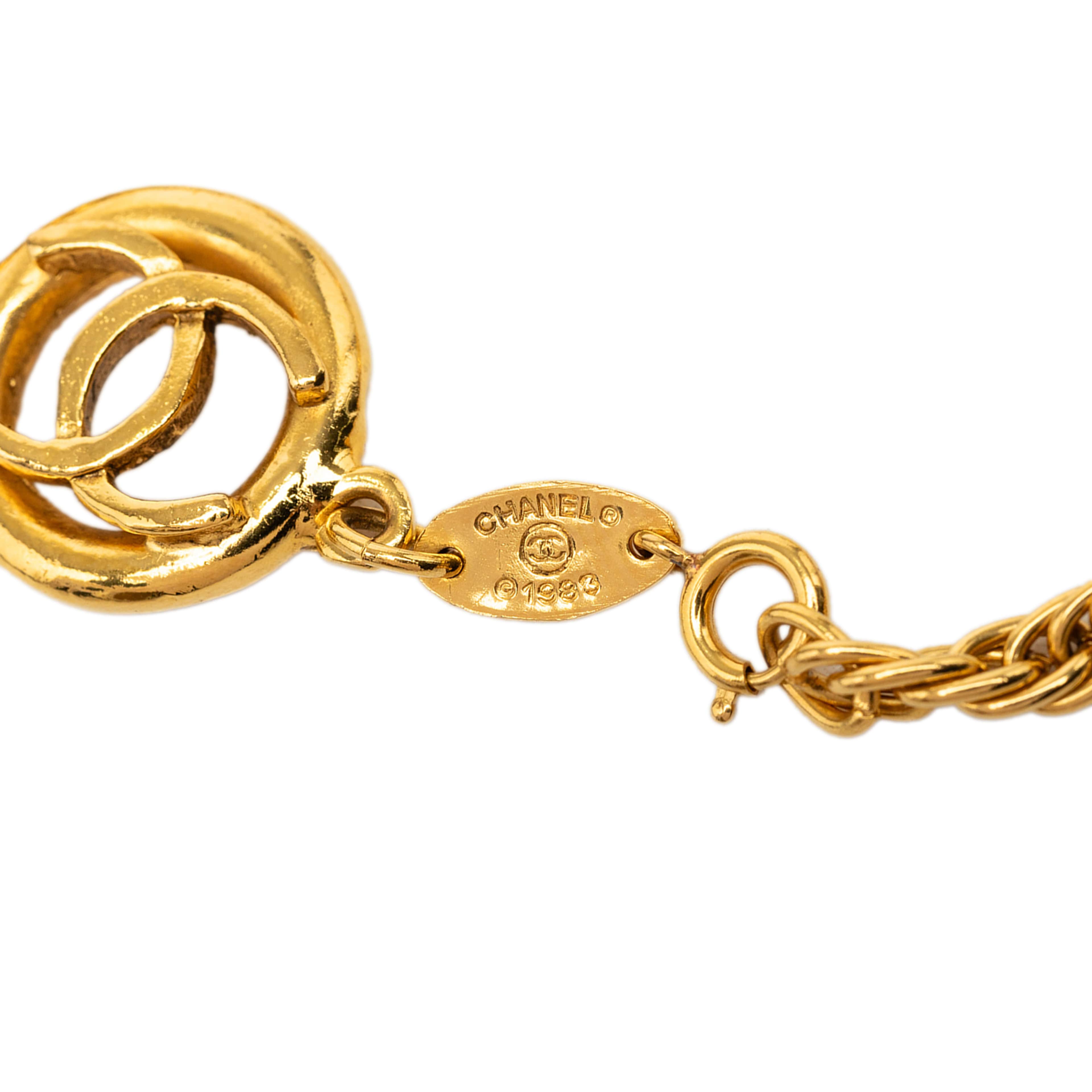 Chanel Cc Gold Plated Charm Link Bracelet, från Luxclusif, i färgen guld. Klicka för att öppna bilden i stort format