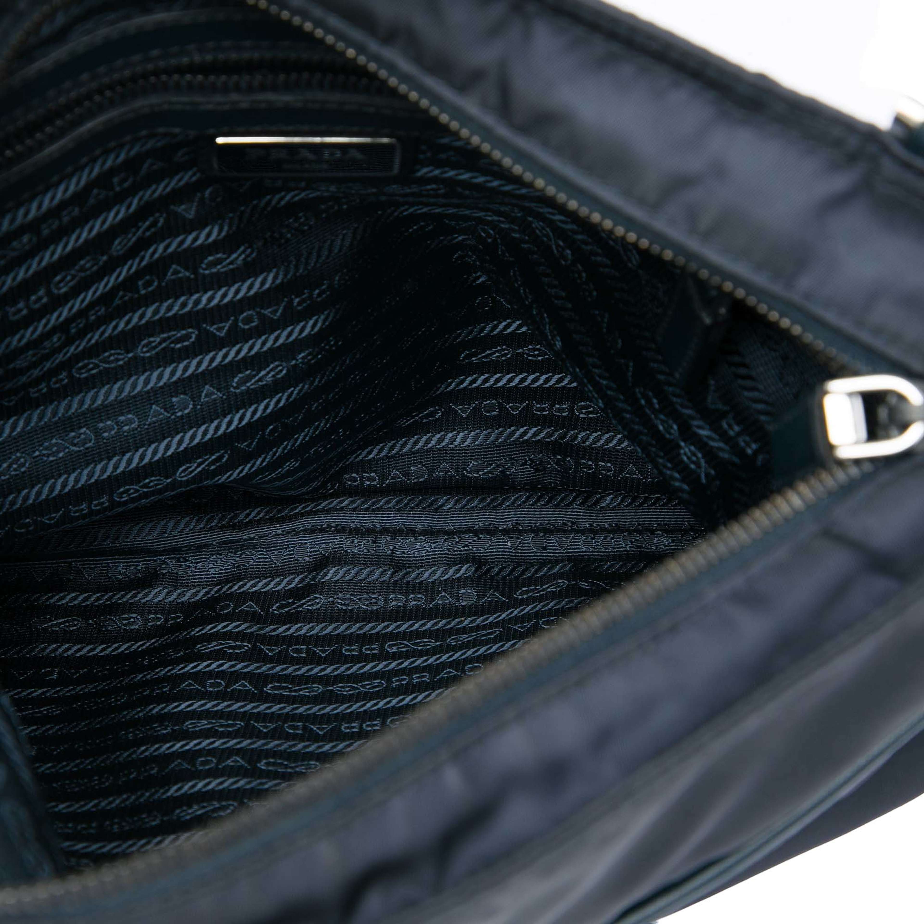 Prada Tessuto Zip Top Crossbody, från Luxclusif, i färgen blå. Klicka för att öppna bilden i stort format