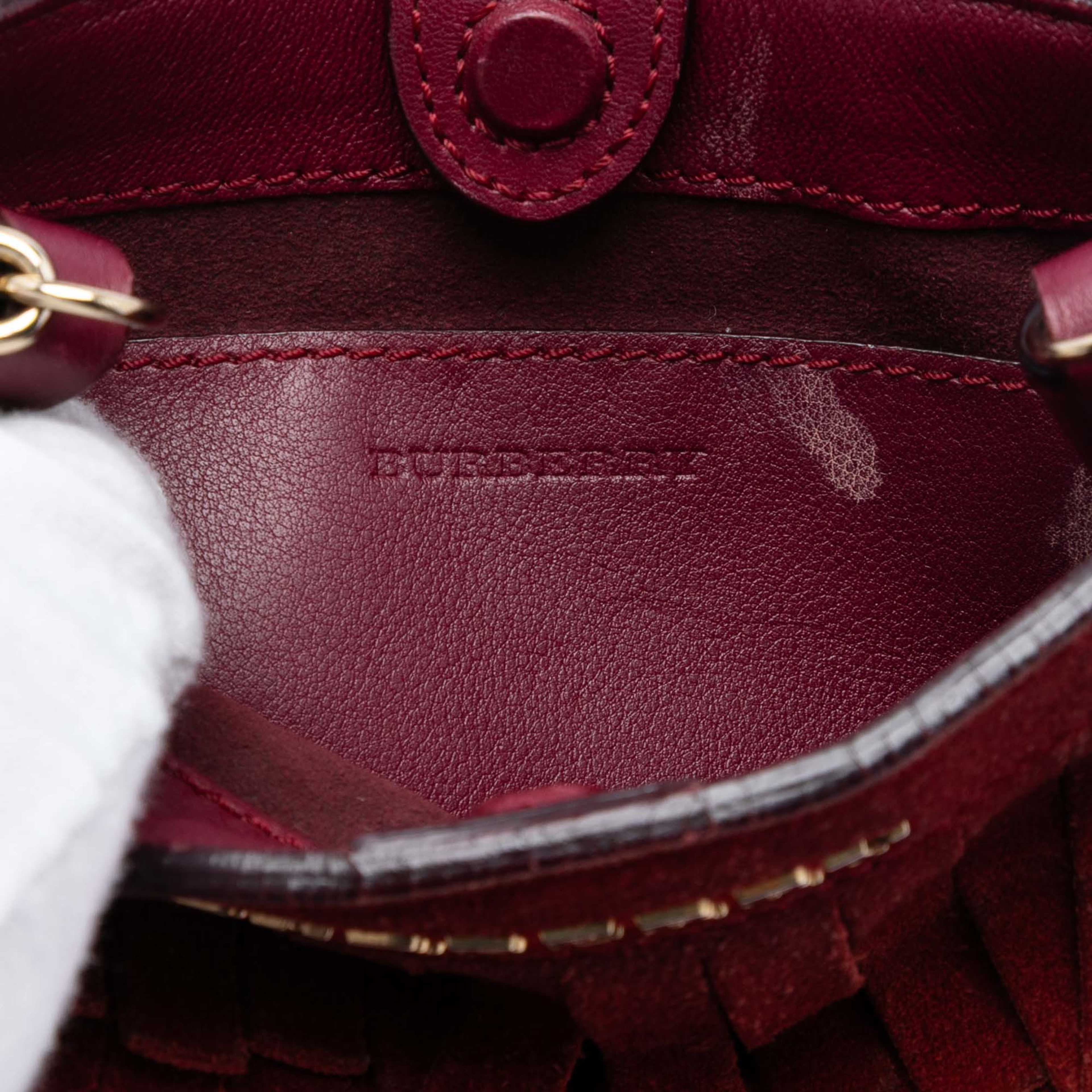 Burberry Mini Suede Fringe Bucket Bag, från Luxclusif, i färgen burgundy. Klicka för att öppna bilden i stort format