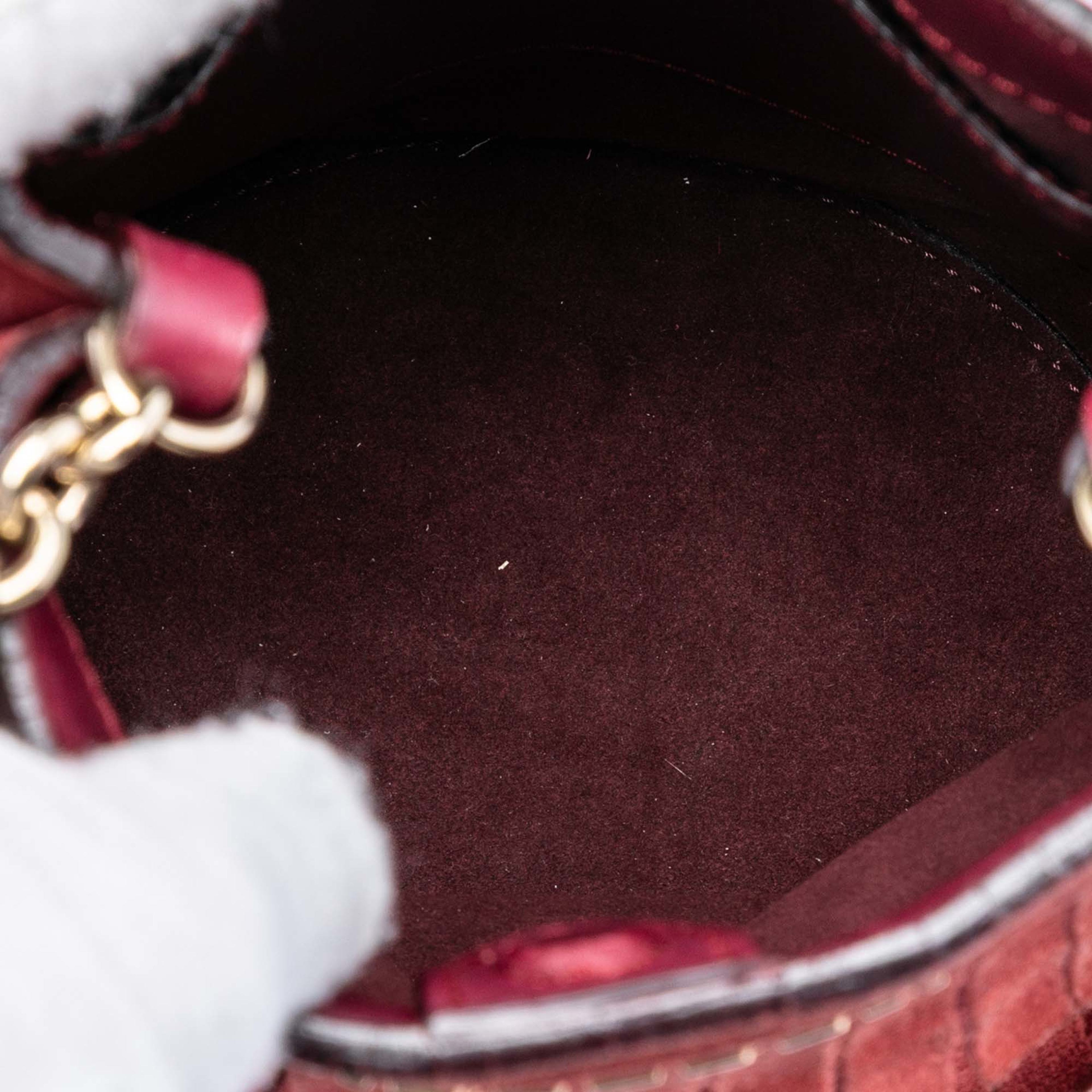 Burberry Mini Suede Fringe Bucket Bag, från Luxclusif, i färgen burgundy. Klicka för att öppna bilden i stort format