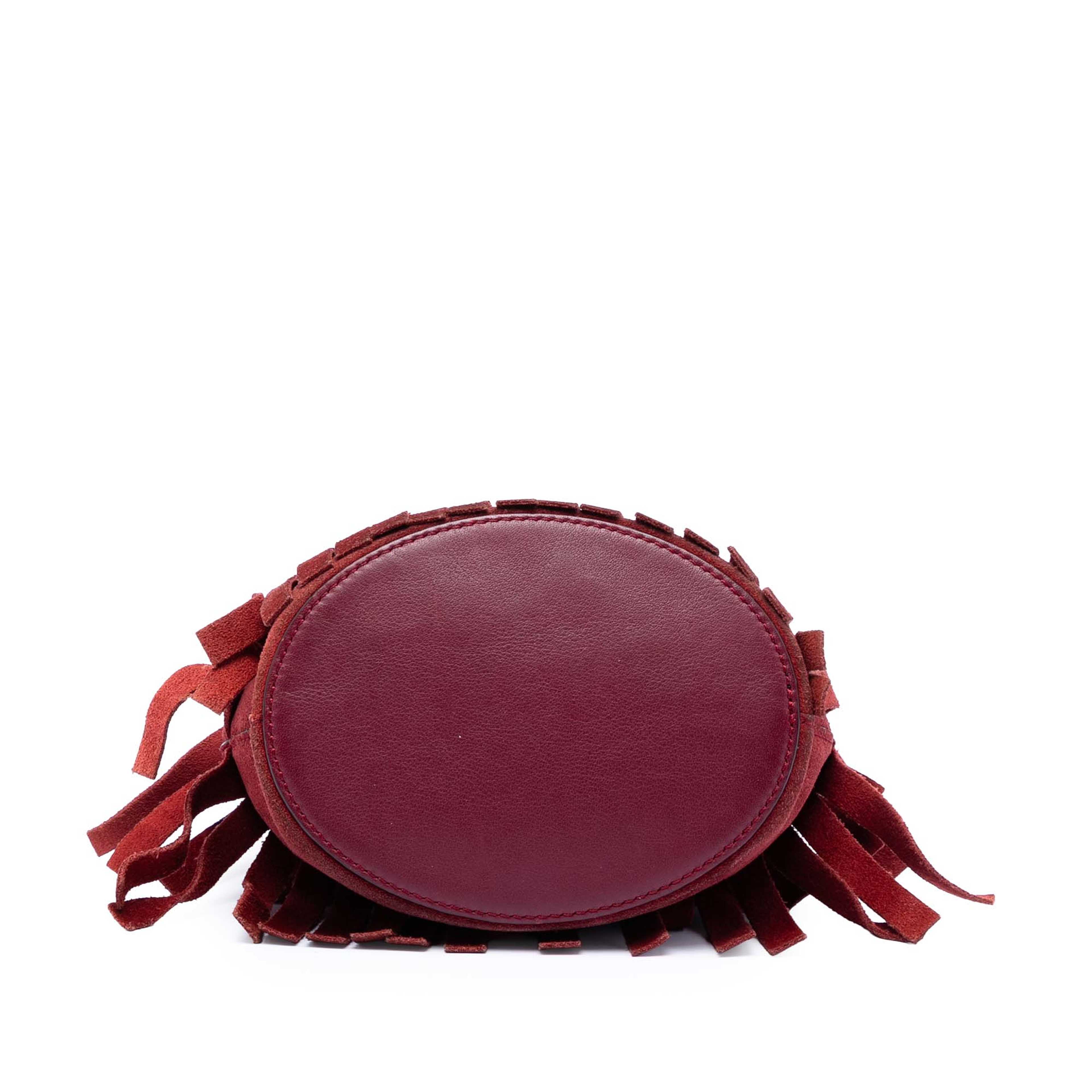 Burberry Mini Suede Fringe Bucket Bag, från Luxclusif, i färgen burgundy. Klicka för att öppna bilden i stort format