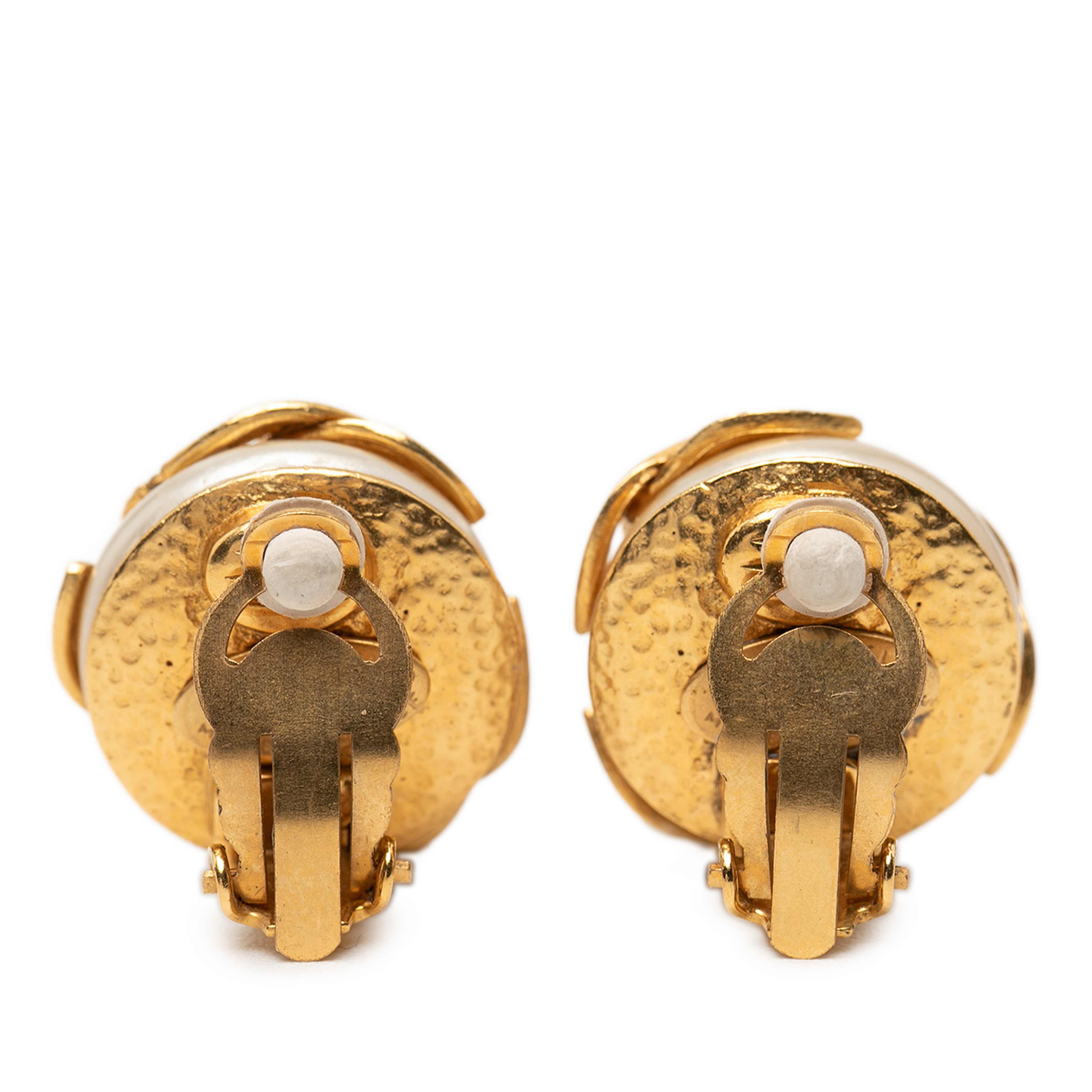 Chanel Gold Plated Triple Cc Faux Pearl Clip On Earrings, från Luxclusif, i färgen gold. Klicka för att öppna bilden i stort format