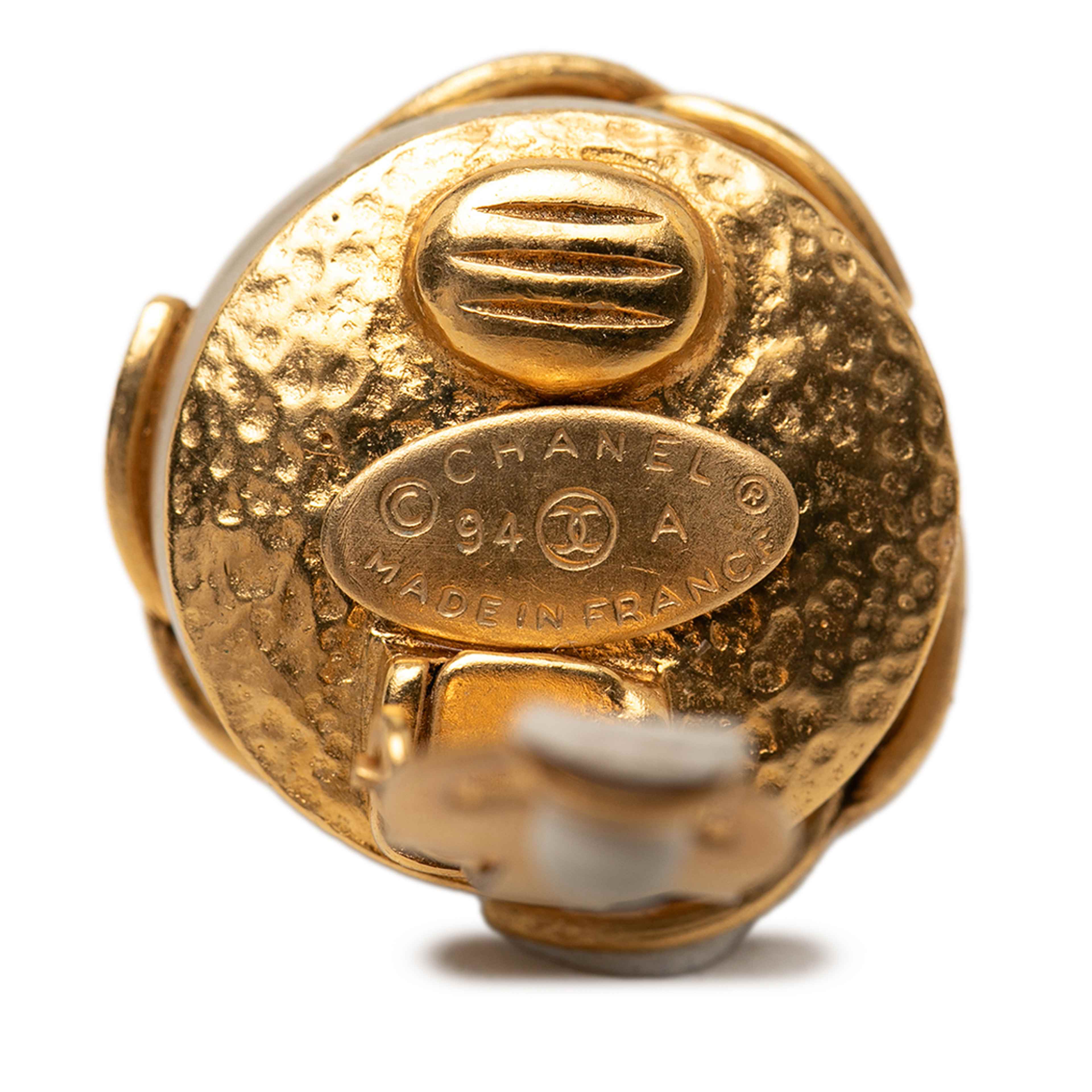 Chanel Gold Plated Triple Cc Faux Pearl Clip On Earrings, från Luxclusif, i färgen guld. Klicka för att öppna bilden i stort format
