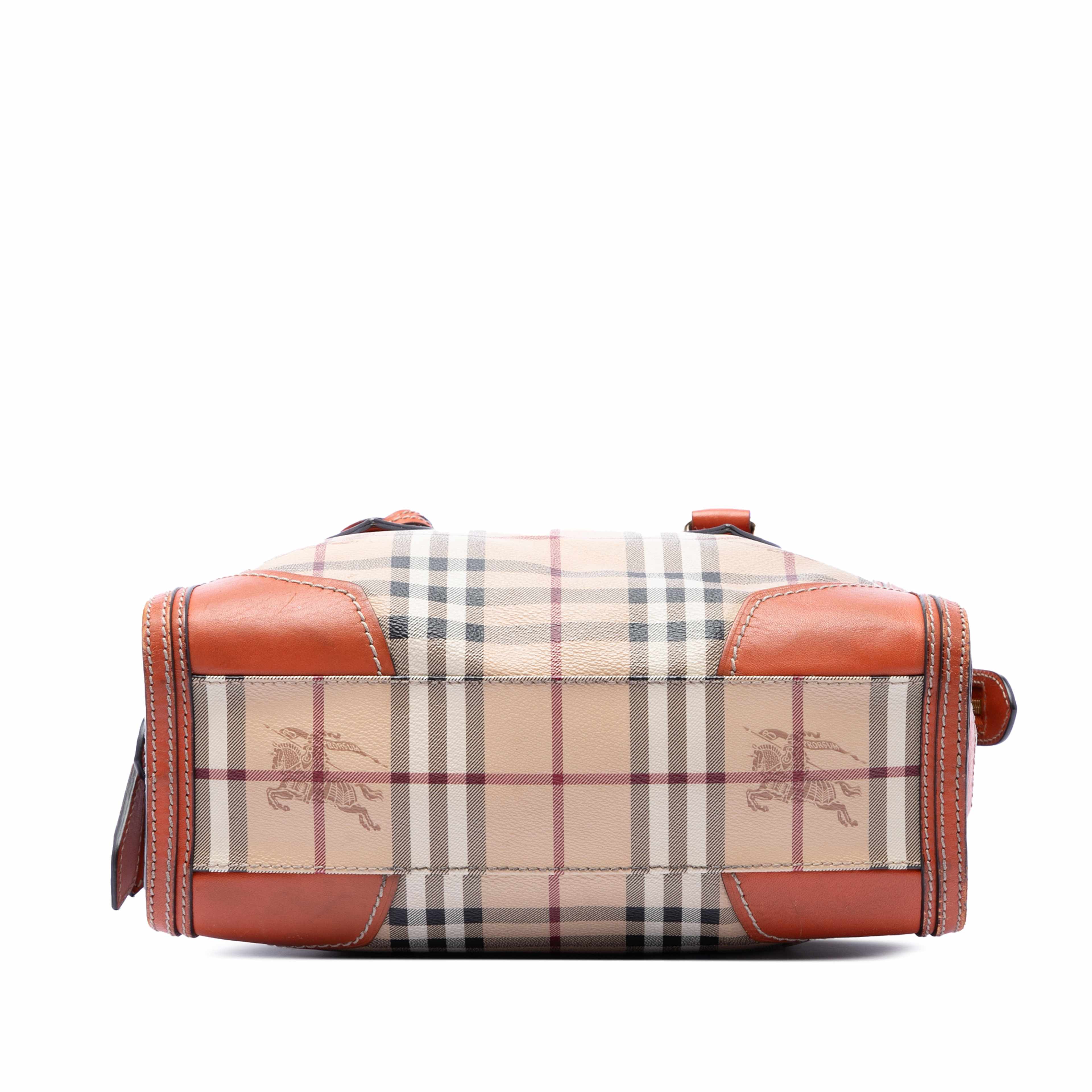 Burberry Small Haymarket Check Coated Canvas Honeywood Tote, från Luxclusif, i färgen beige. Klicka för att öppna bilden i stort format
