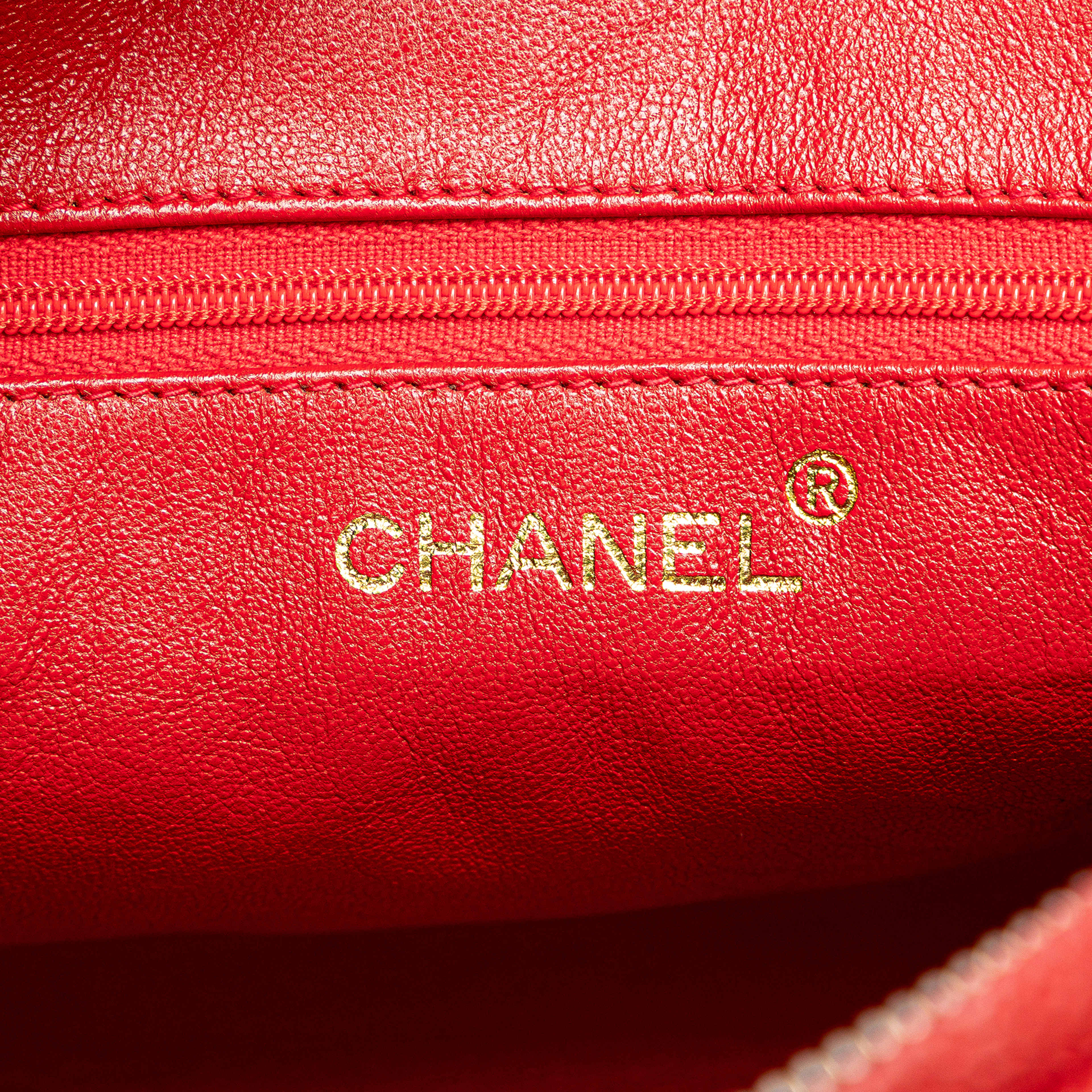 Chanel Cc Quilted Caviar Chain Camera Bag, från Luxclusif, i färgen red. Klicka för att öppna bilden i stort format