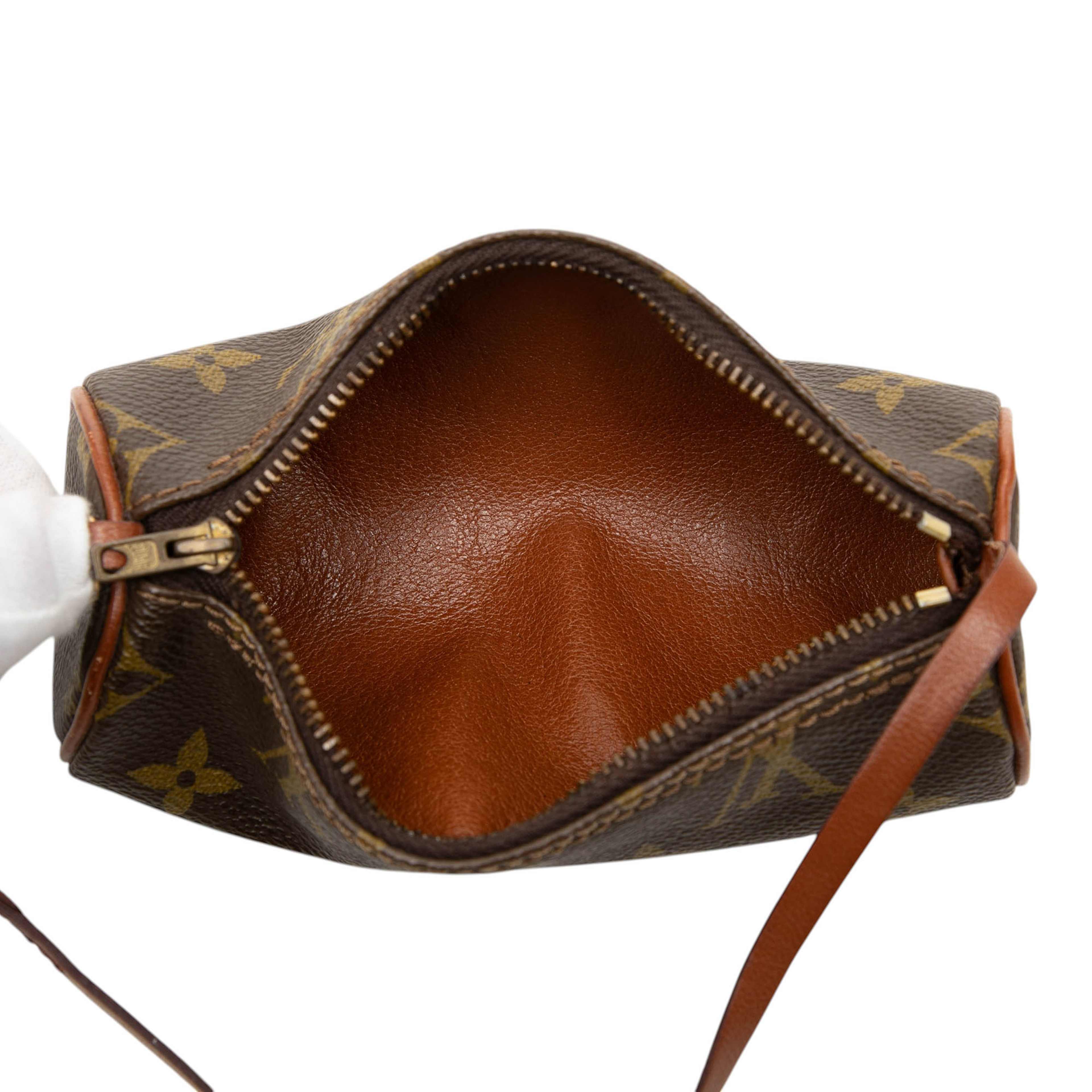 Louis Vuitton Monogram Papillon Pochette, från Luxclusif, i färgen brun. Klicka för att öppna bilden i stort format