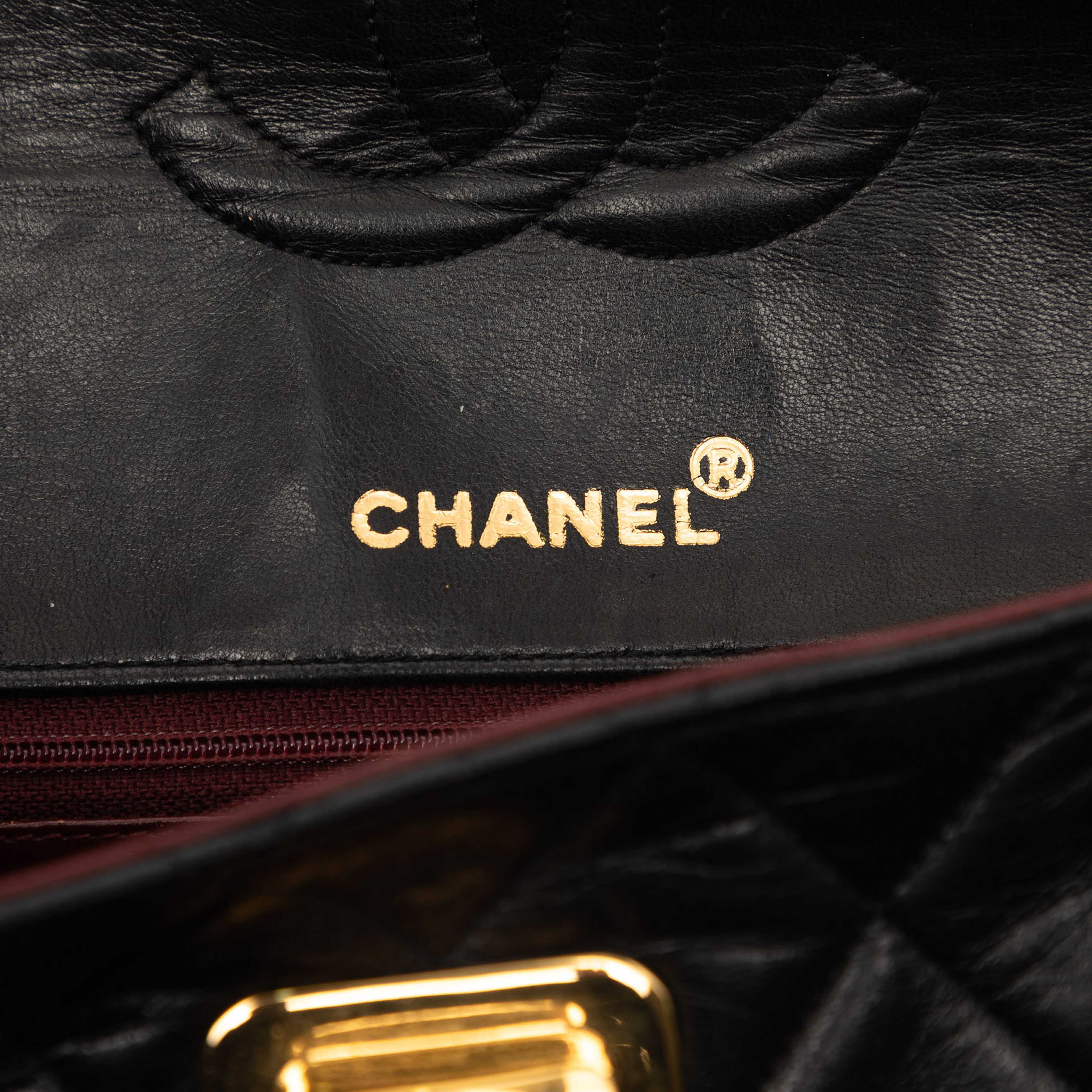 Chanel Cc Quilted Lambskin Square Flap, från Luxclusif, i färgen black. Klicka för att öppna bilden i stort format