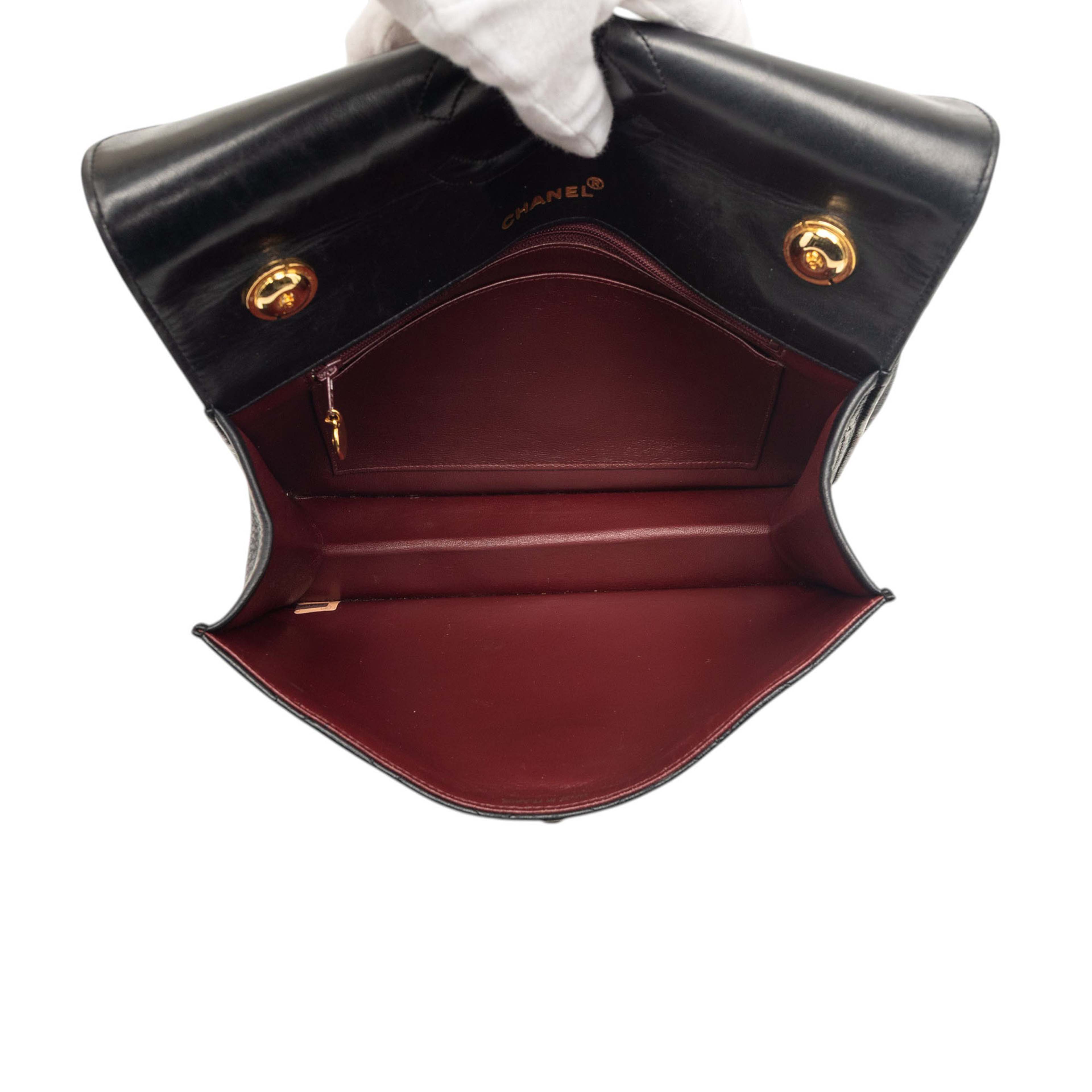 Chanel Cc Quilted Lambskin Square Flap, från Luxclusif, i färgen black. Klicka för att öppna bilden i stort format