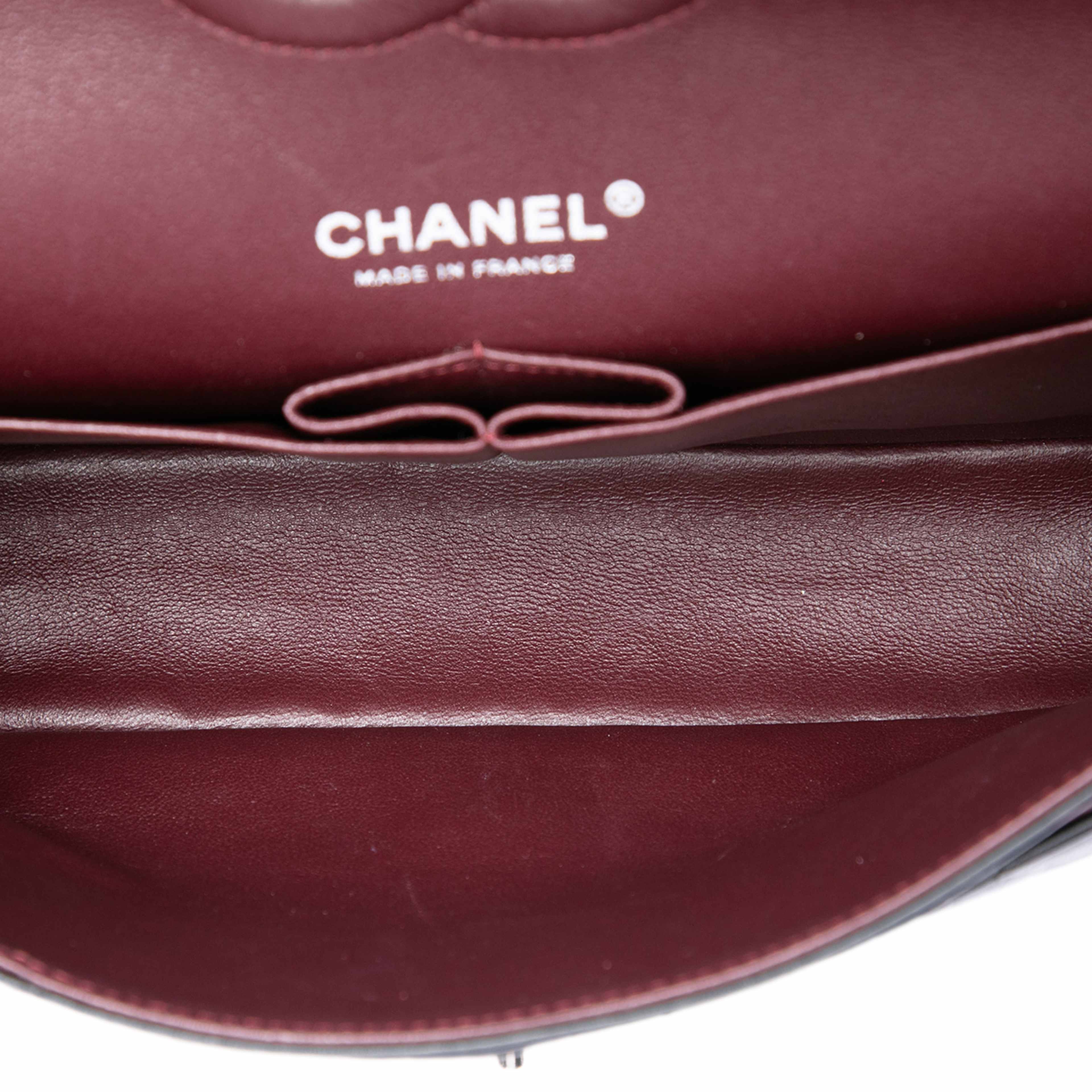 Chanel Medium Classic Lambskin Double Flap, från Luxclusif, i färgen svart. Klicka för att öppna bilden i stort format