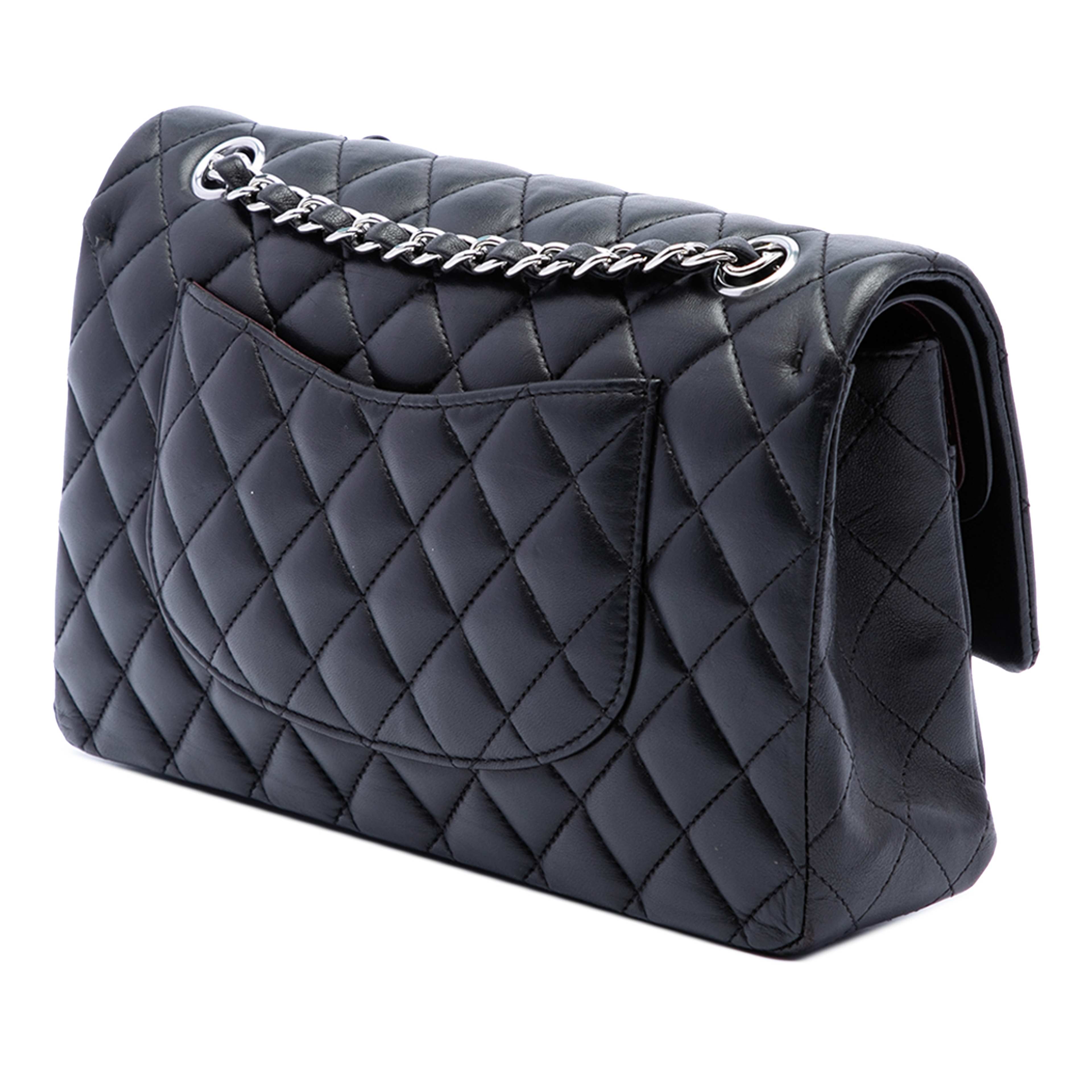 Chanel Medium Classic Lambskin Double Flap, från Luxclusif, i färgen svart. Klicka för att öppna bilden i stort format