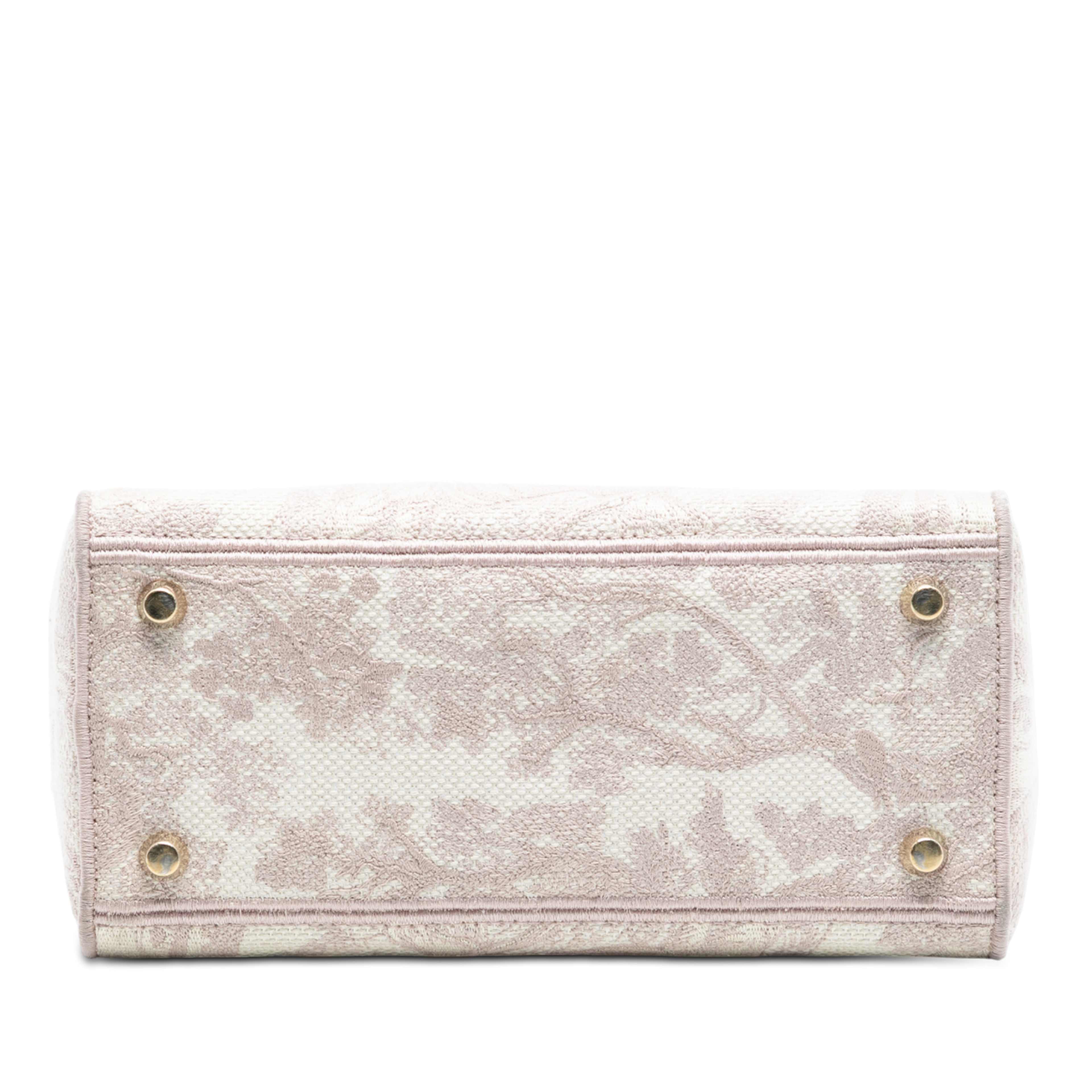 Dior Medium Embroidered Canvas Toile De Jouy Lady D Lite, från Luxclusif, i färgen light pink. Klicka för att öppna bilden i stort format