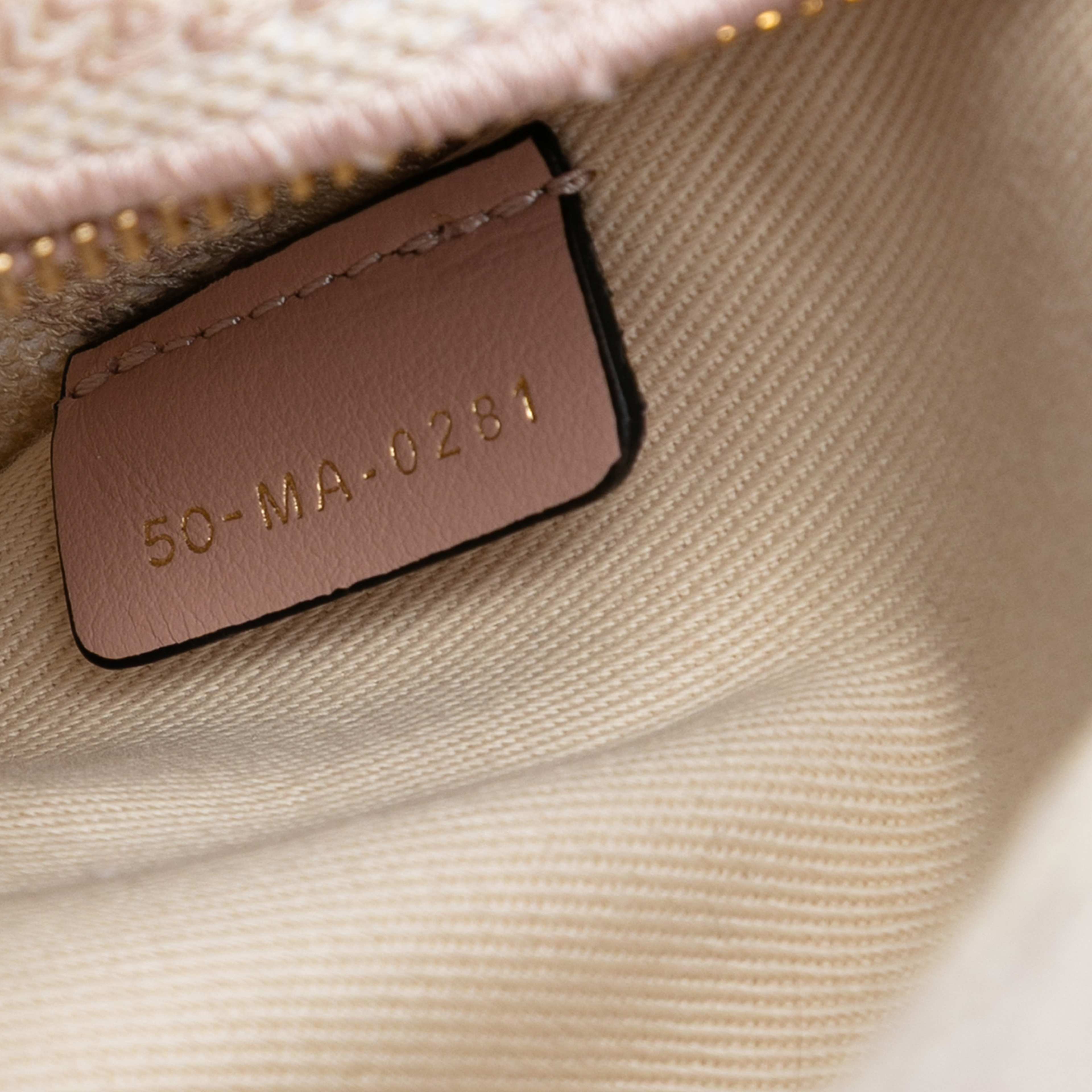 Dior Medium Embroidered Canvas Toile De Jouy Lady D Lite, från Luxclusif, i färgen light pink. Klicka för att öppna bilden i stort format