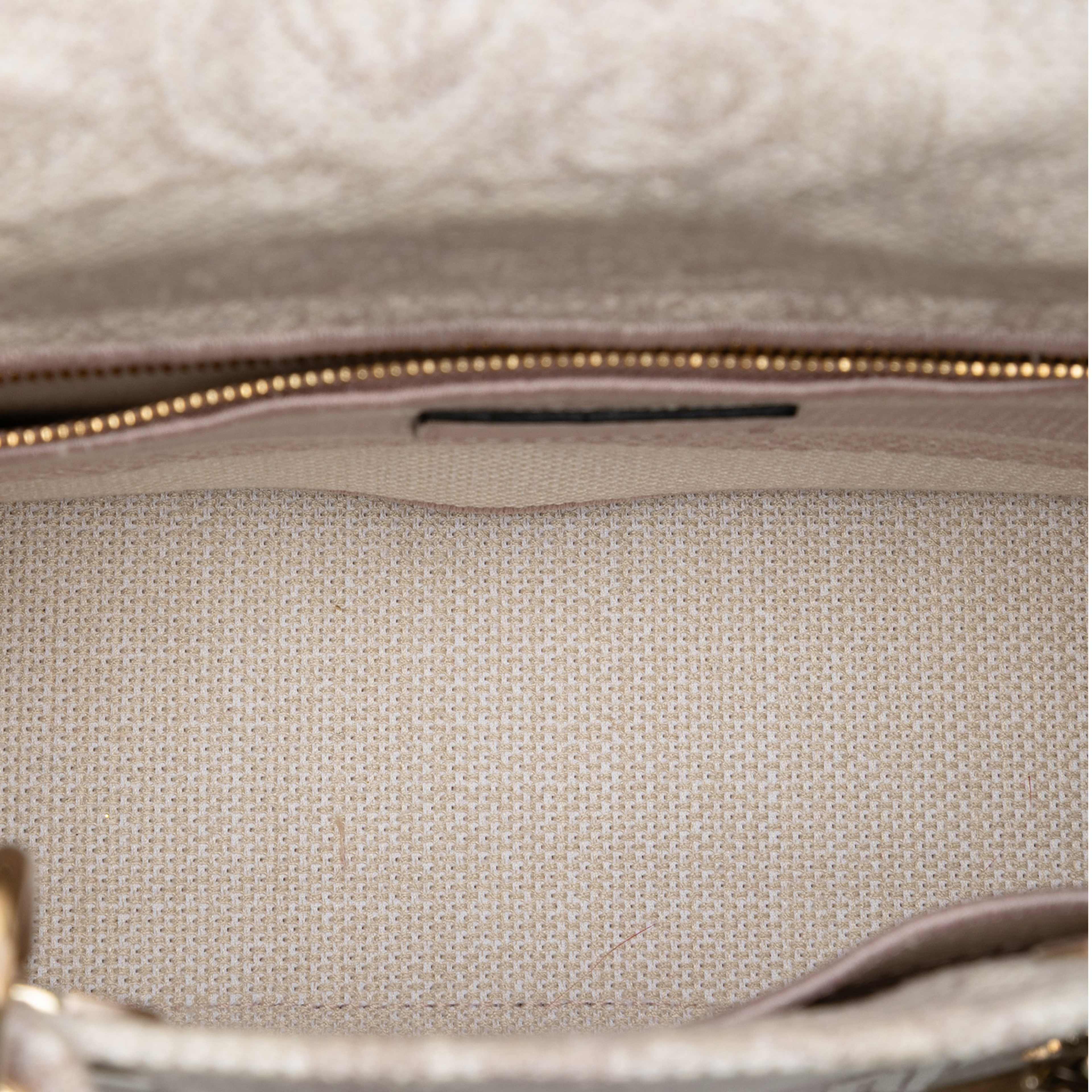 Dior Medium Embroidered Canvas Toile De Jouy Lady D Lite, från Luxclusif, i färgen light pink. Klicka för att öppna bilden i stort format