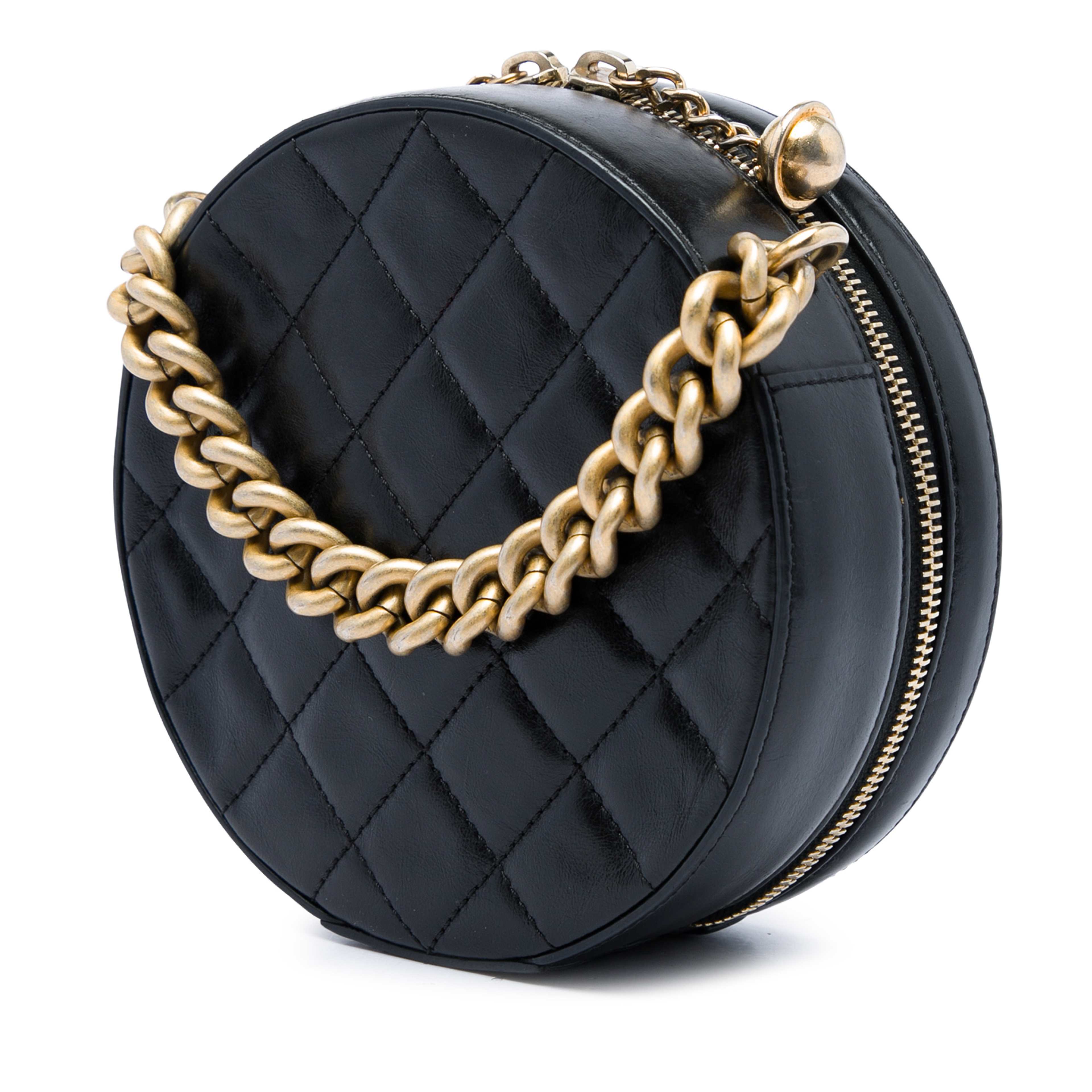 Chanel Glazed Calfskin Round As Earth Evening Bag, från Luxclusif, i färgen svart. Klicka för att öppna bilden i stort format