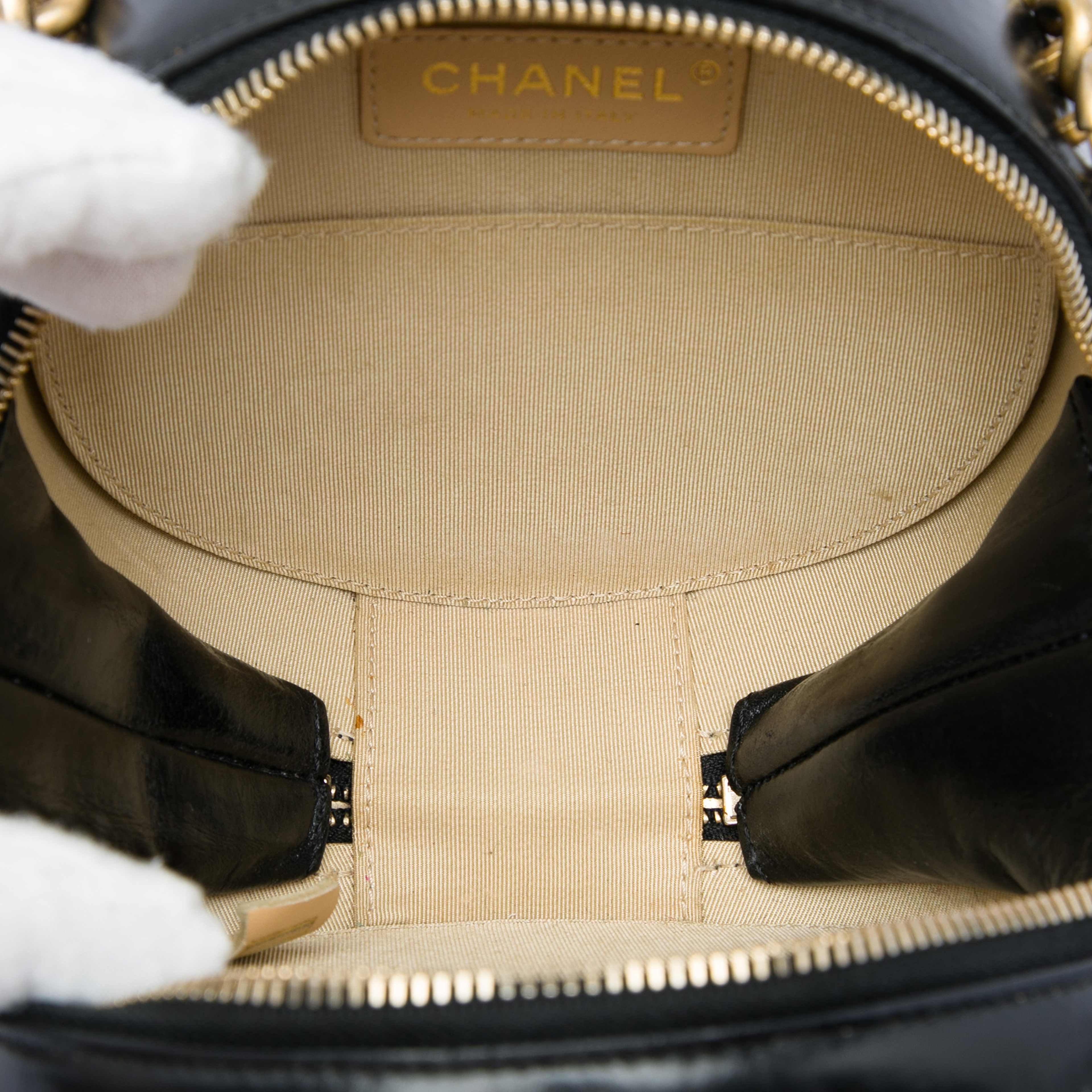 Chanel Glazed Calfskin Round As Earth Evening Bag, från Luxclusif, i färgen svart. Klicka för att öppna bilden i stort format