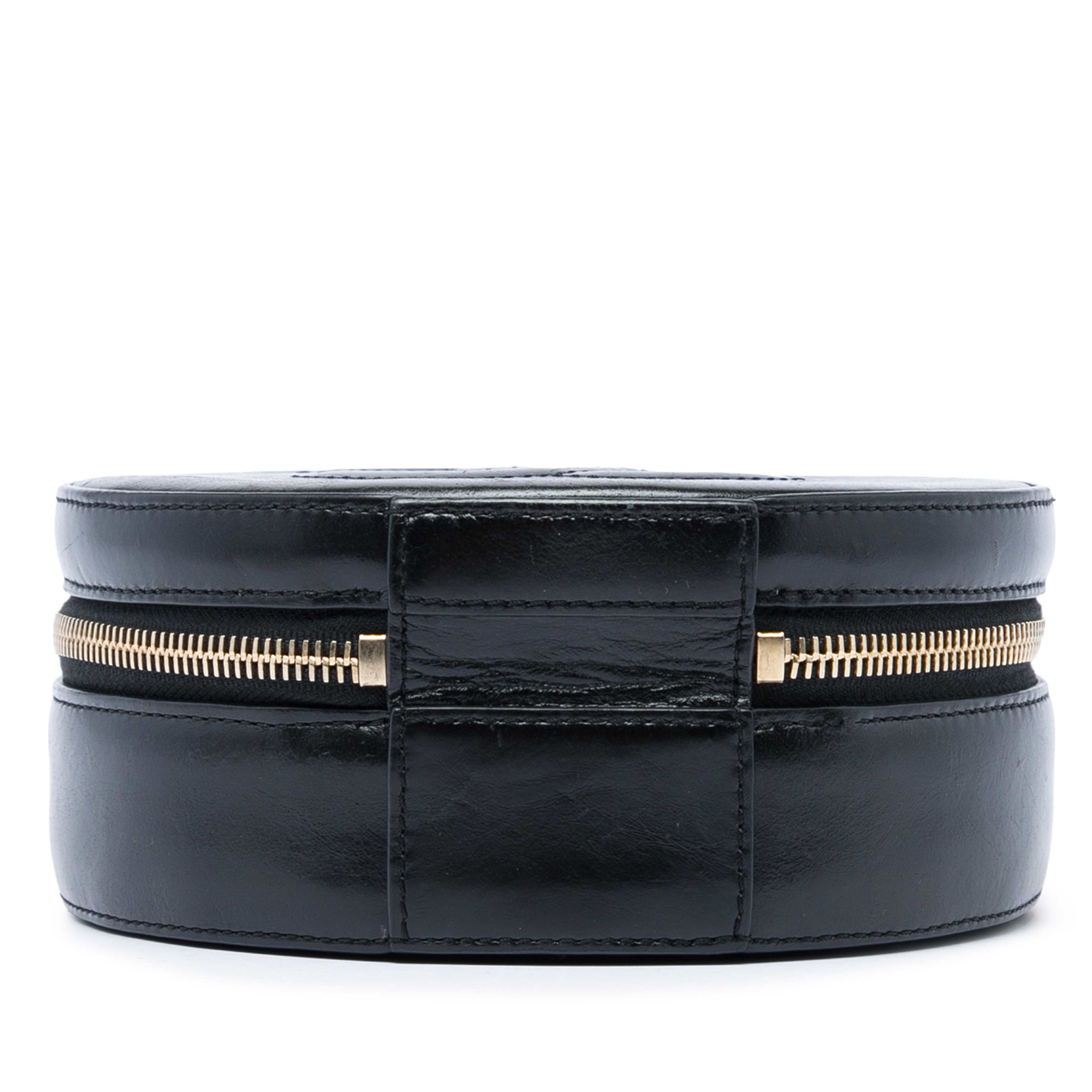 Chanel Glazed Calfskin Round As Earth Evening Bag, från Luxclusif, i färgen svart. Klicka för att öppna bilden i stort format