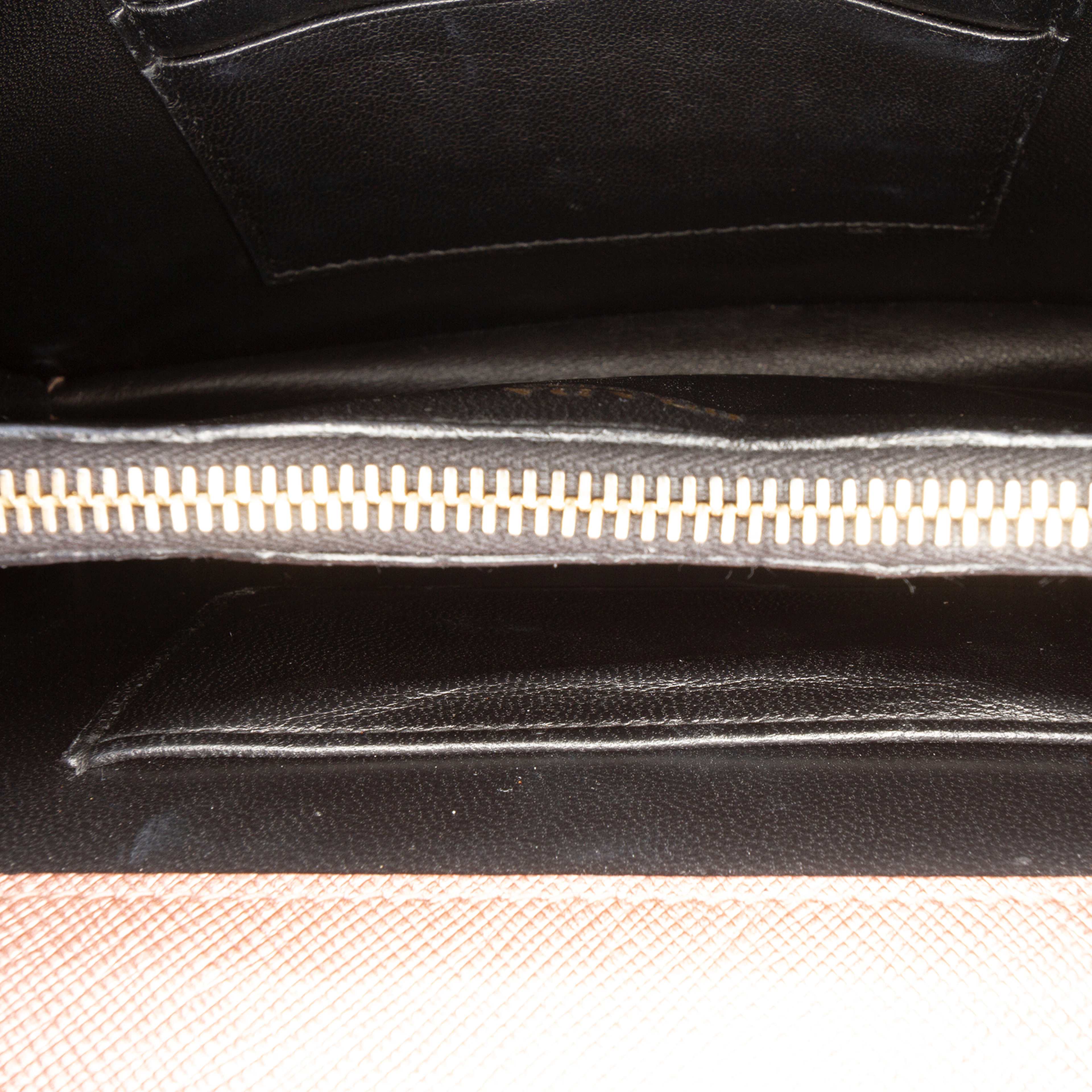 Prada Metallic Saffiano Lux Chain Crossbody, från Luxclusif, i färgen rose gold. Klicka för att öppna bilden i stort format