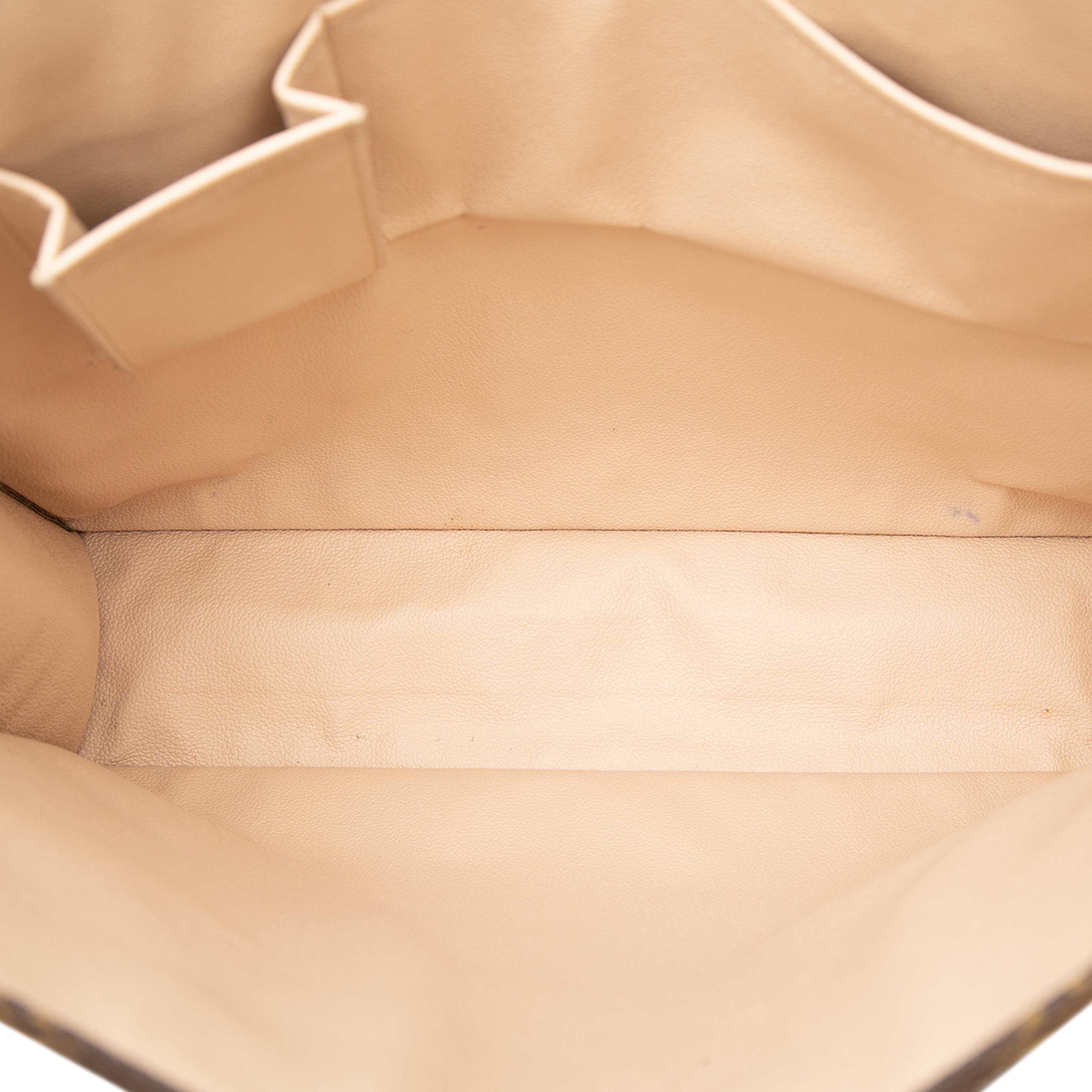 Louis Vuitton Monogram Sac Plat, från Luxclusif, i färgen brun. Klicka för att öppna bilden i stort format